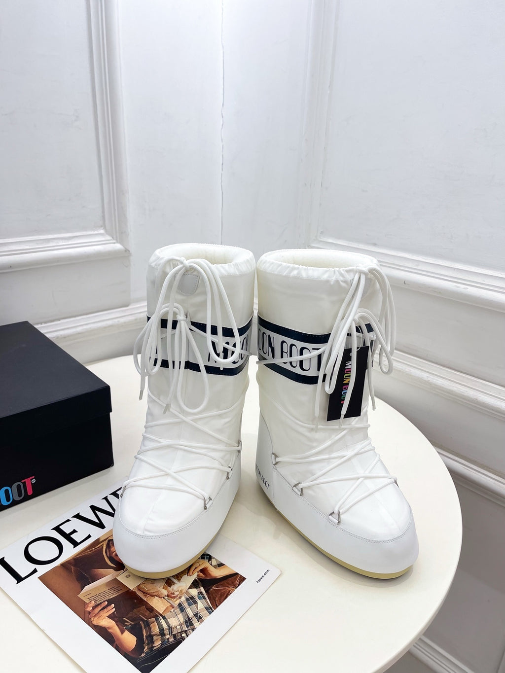 WHITE PADDED WINTER BOOTS WITH LACE-UP DETAIL
