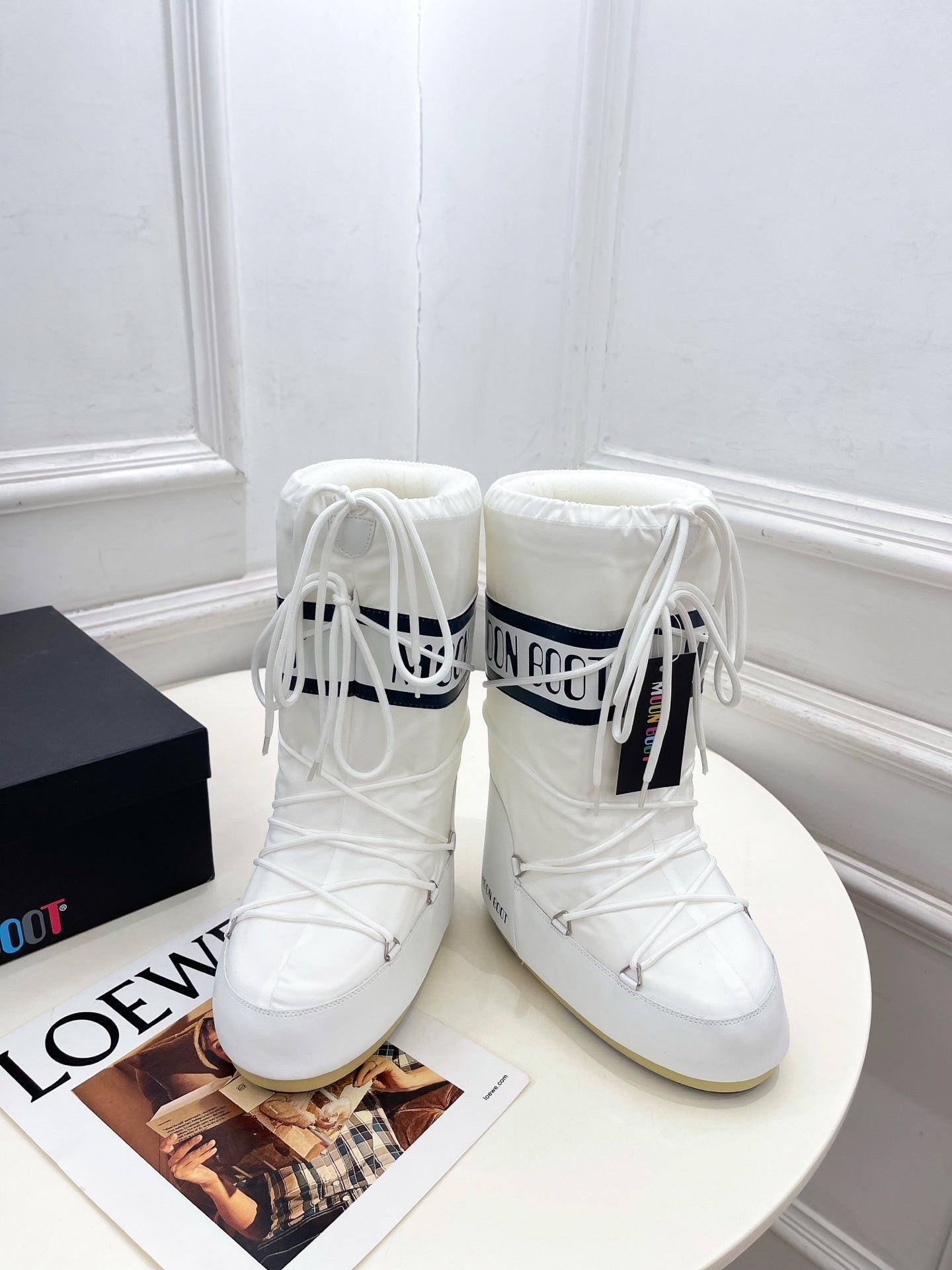WHITE PADDED WINTER BOOTS WITH LACE-UP DETAIL