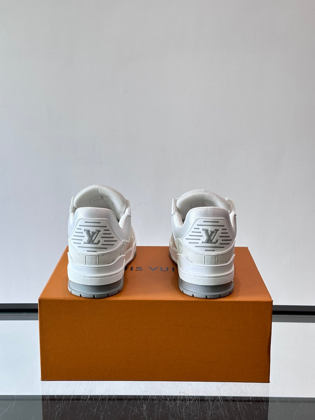 WHITE LOW-TOP SNEAKERS WITH CHARACTER CHARM