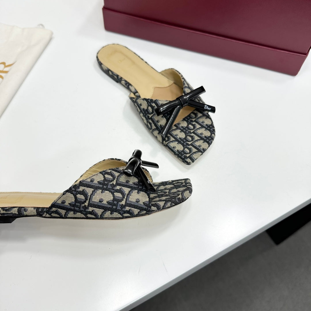 MONOGRAM PRINT BOW DETAIL FLAT MULE SANDALS