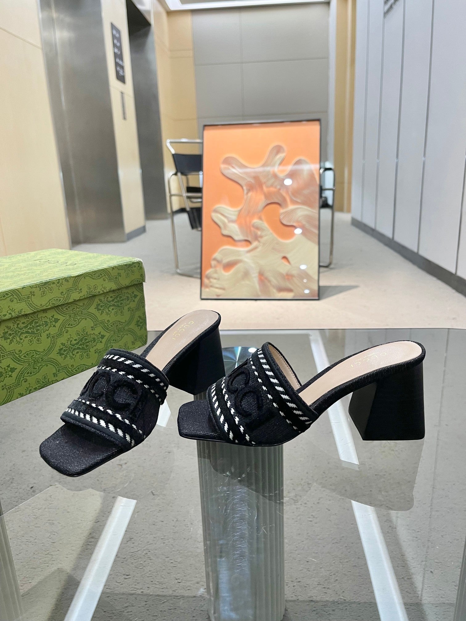 BLACK TEXTURED BLOCK HEEL MULES