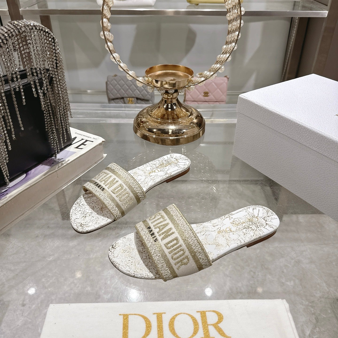 TOILE PRINT LOGO FLAT SLIDES – WHITE/GOLD