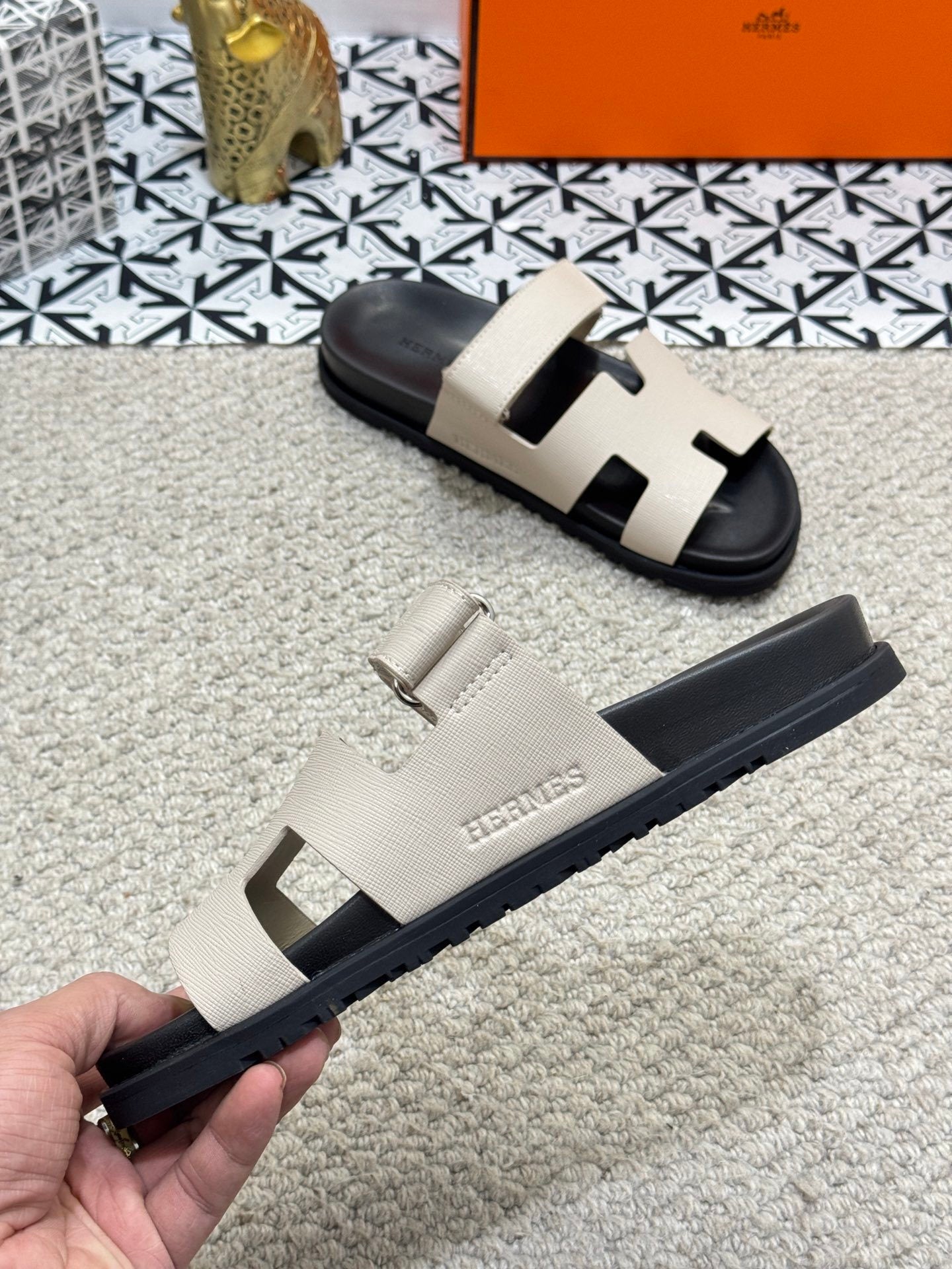 DUAL-TONE LEATHER SLIDE SANDALS