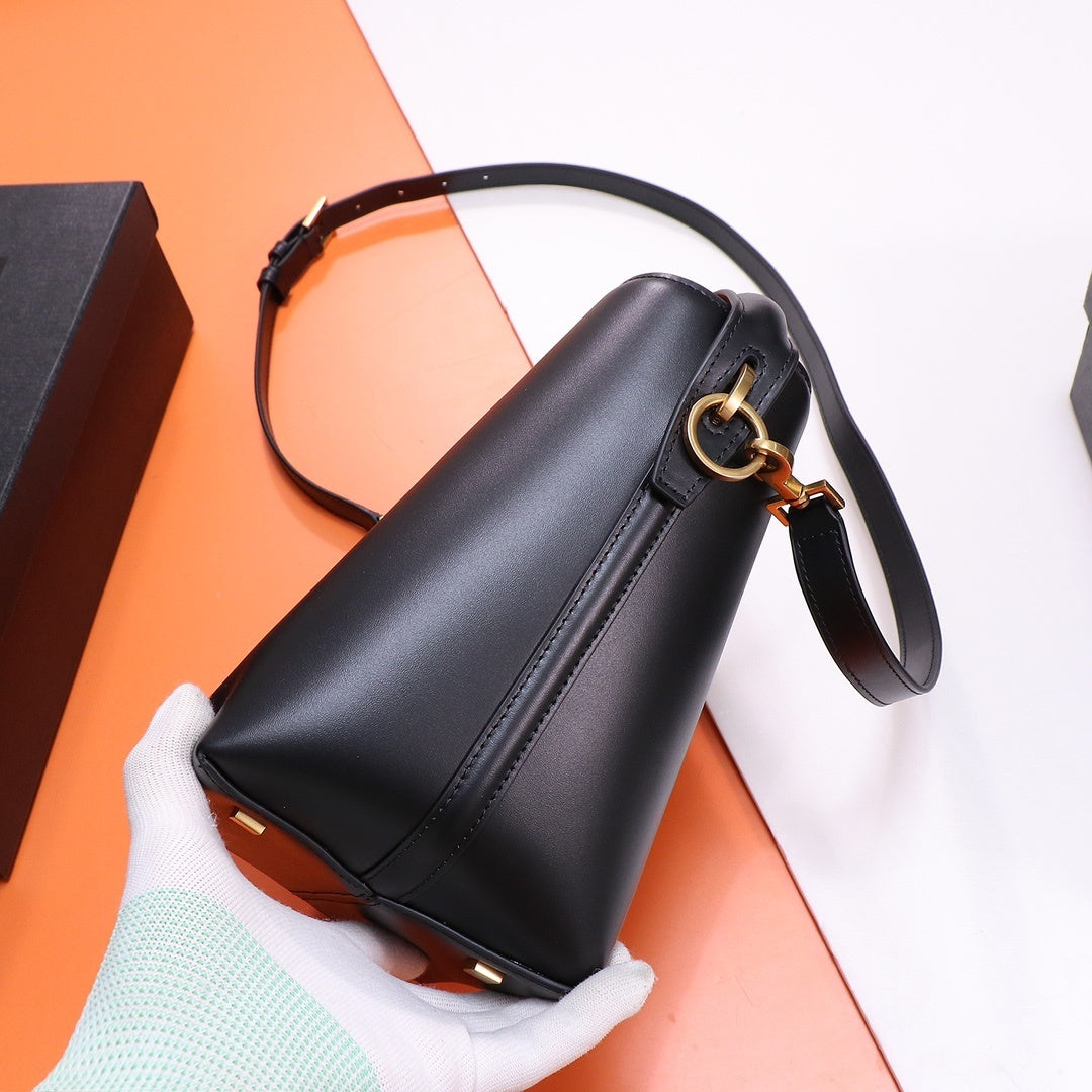 MINIMAL LEATHER SHOULDER BAG