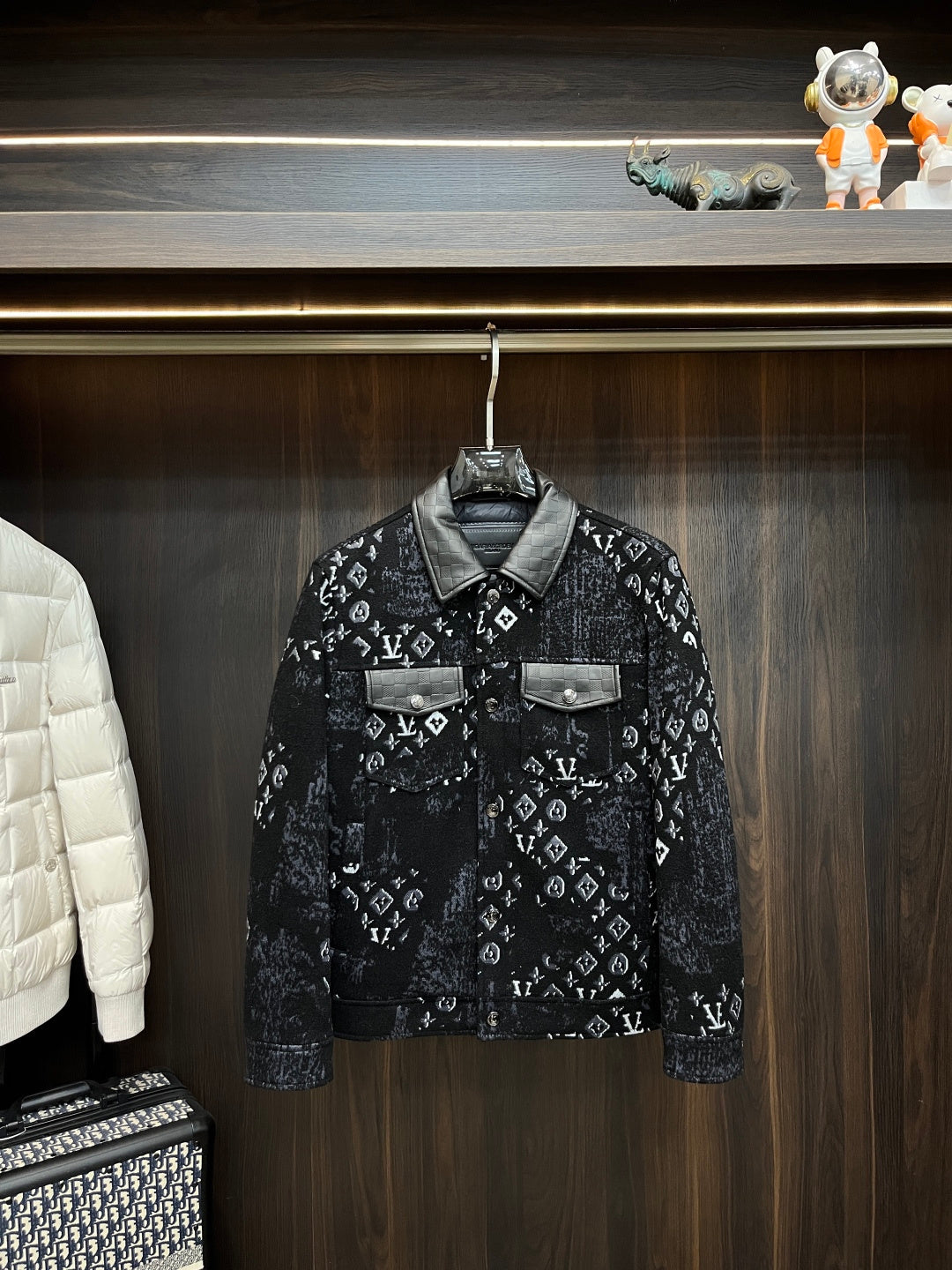 BLACK TEXTURED JACKET WITH CONTRAST PANEL DETAILS