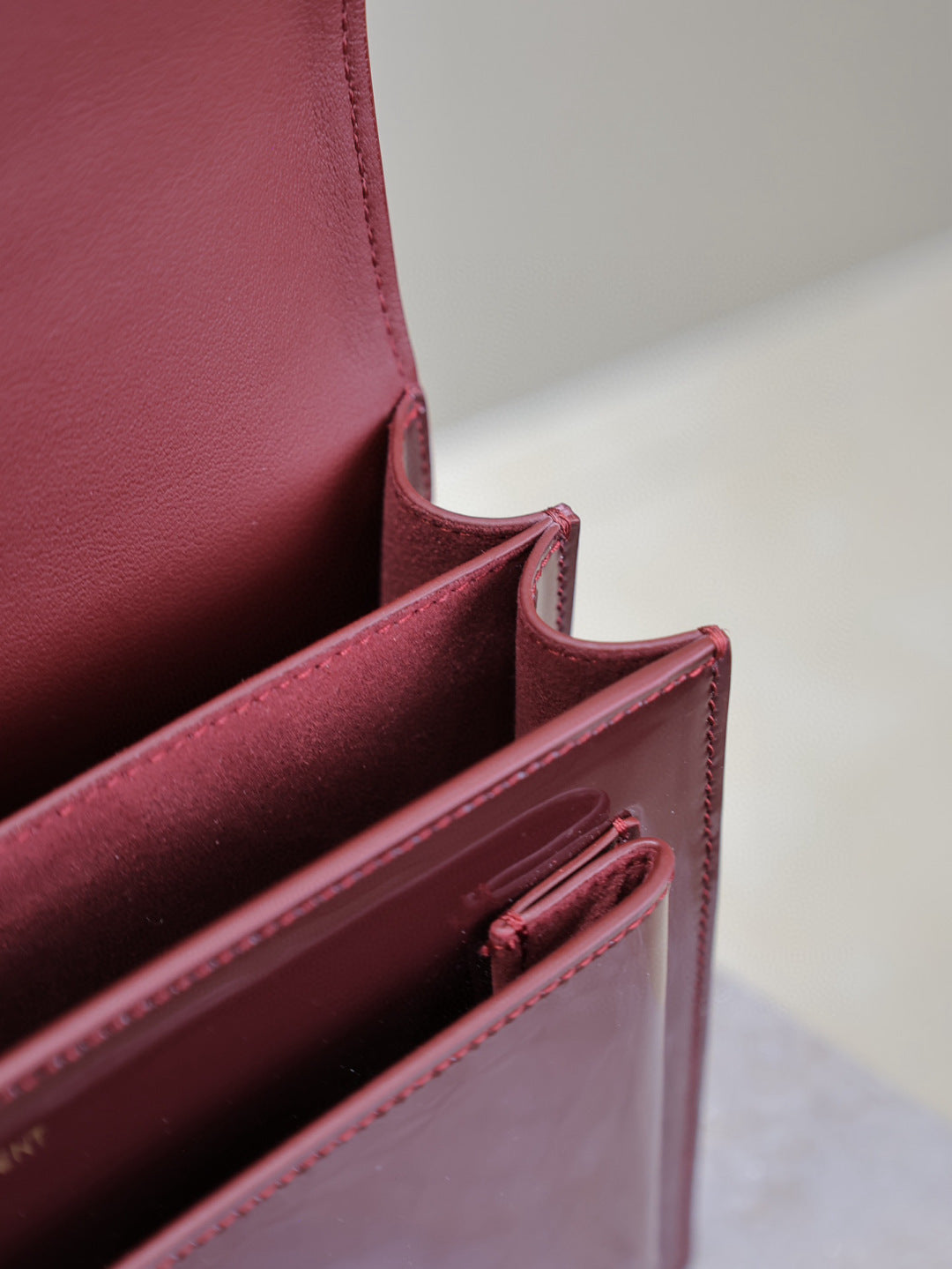 PATENT CHAIN SHOULDER BAG