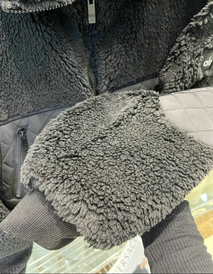 CHAQUETA DE PELUCHE CORTA CON PANELES ACOLCHADOS