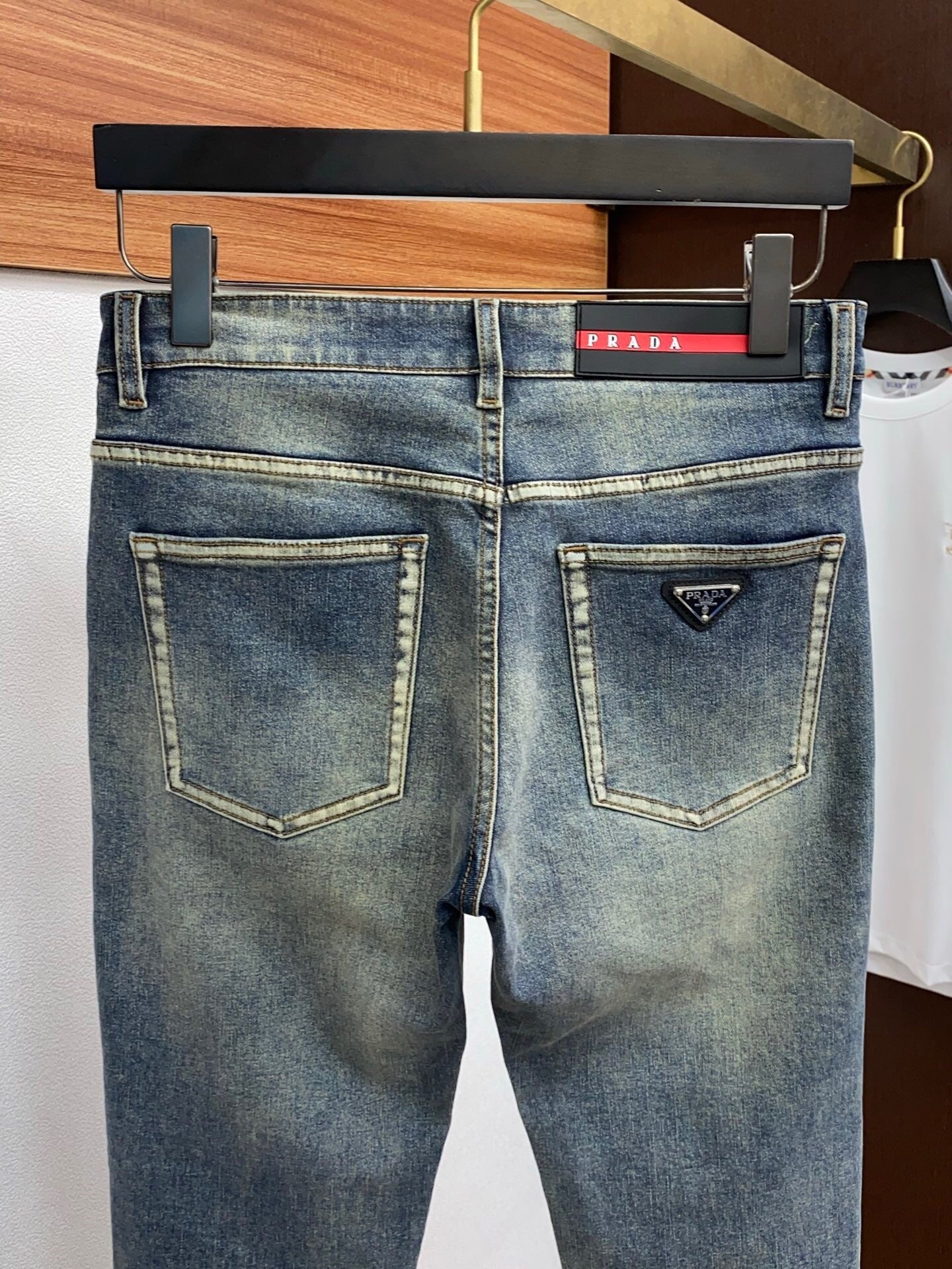 VINTAGE WASH LOGO PLAQUE DENIM JEANS