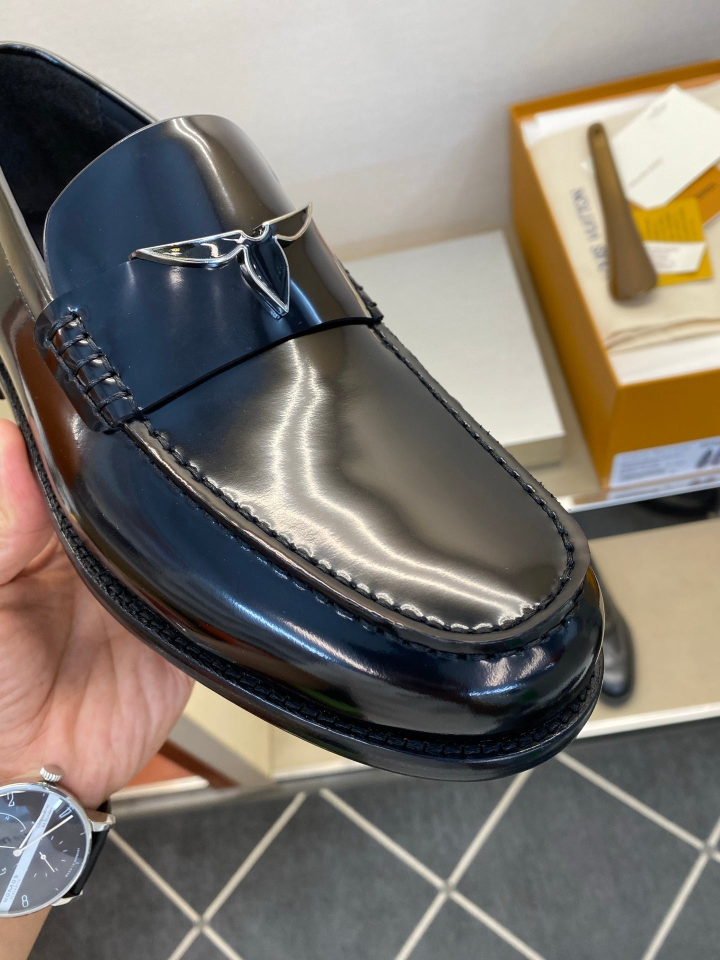 Lackleder-Loafer mit Metallbeschlag