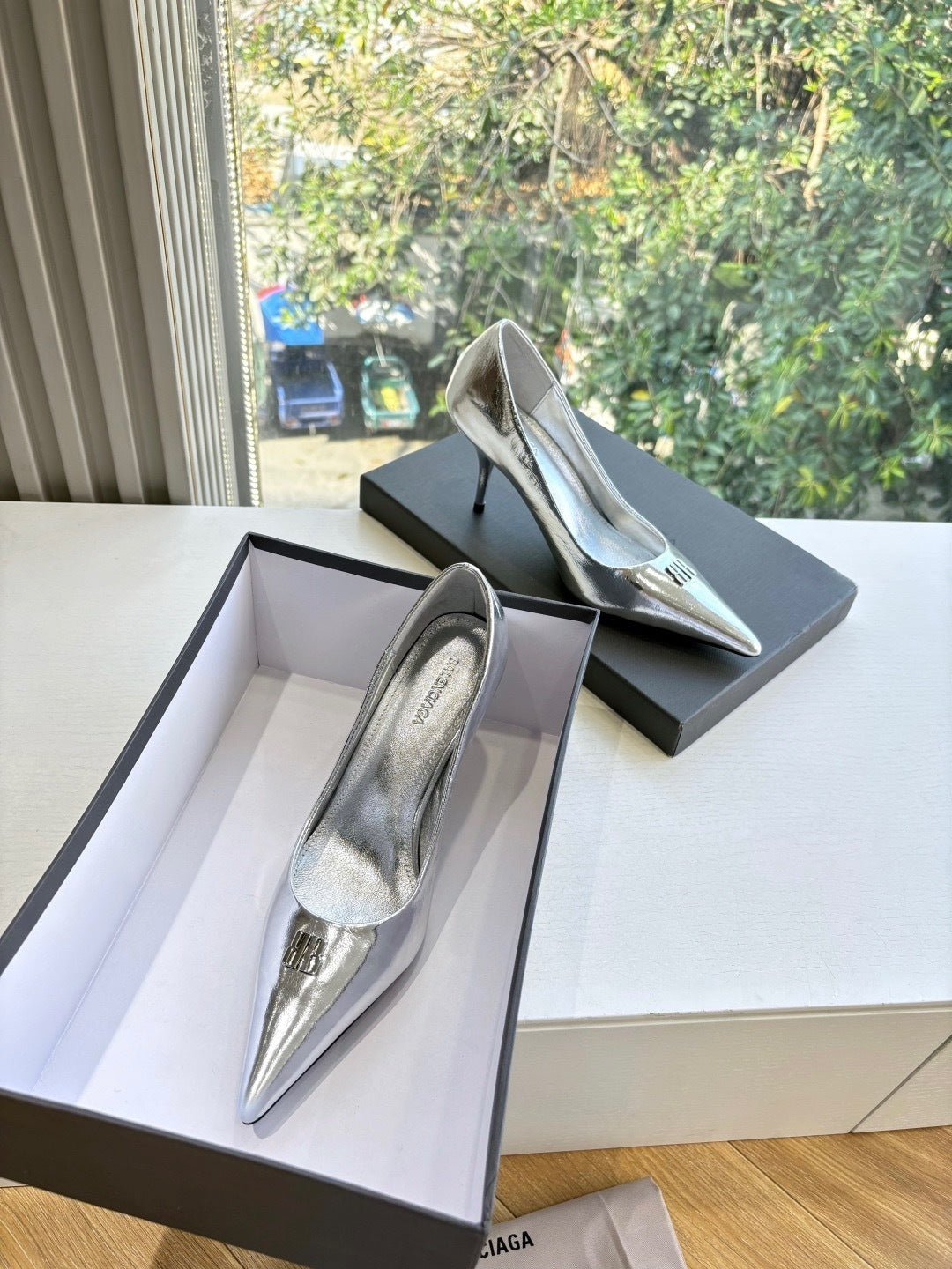 METALLIC SILVER POINTED-TOE HIGH HEEL PUMPS