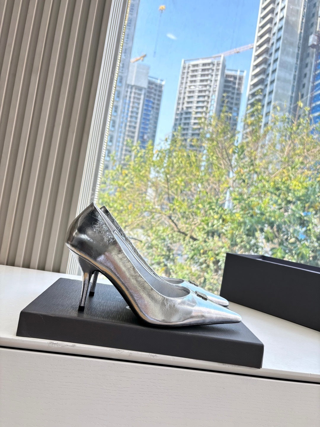Metallic-silberne Pumps mit spitzer Zehenpartie und hohem Absatz 