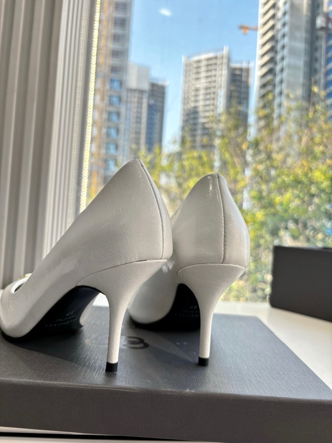 CLASSIC WHITE POINTED-TOE STILETTO HEELS