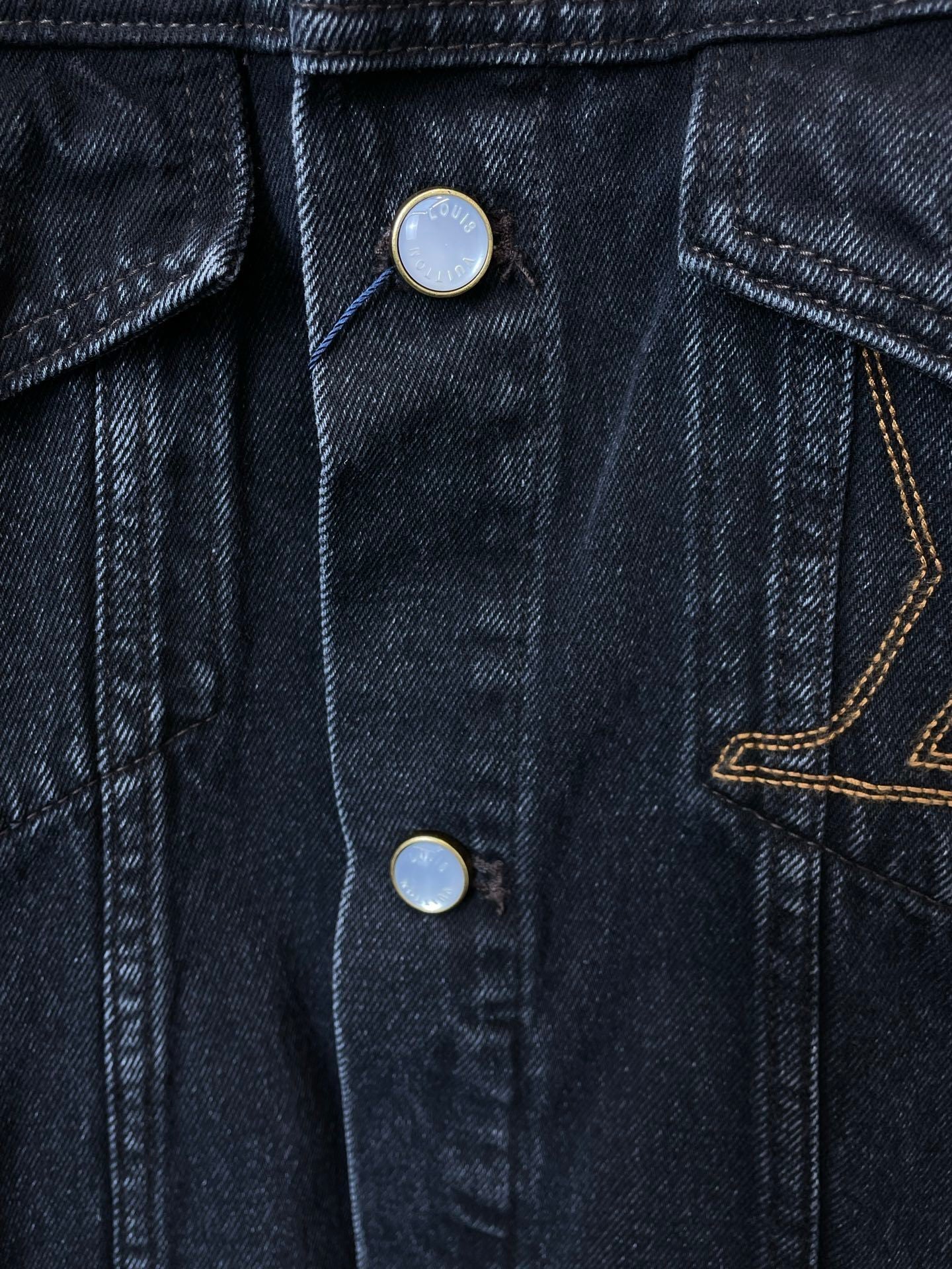 DARK WASH DENIM JACKET WITH EMBROIDERED DETAIL