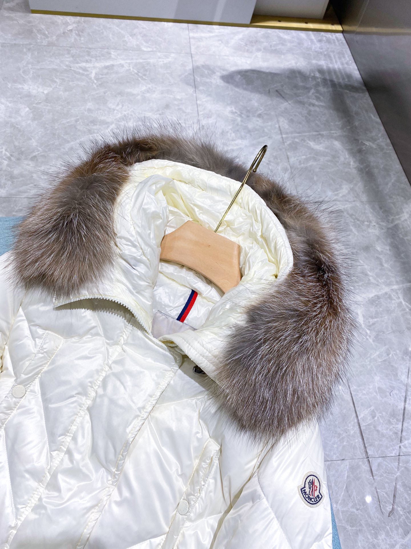 WOMEN’S WHITE QUILTED WINTER COAT WITH FAUX FUR HOOD