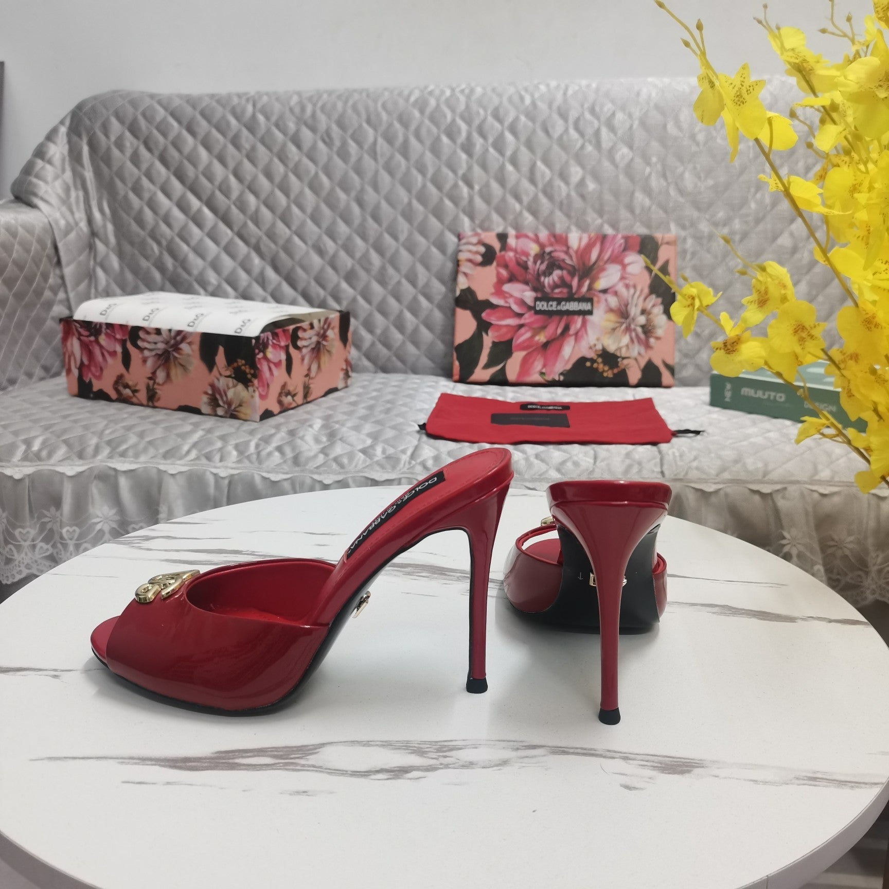 RED PATENT MULE HEEL SANDALS WITH GOLD LOGO DETAIL