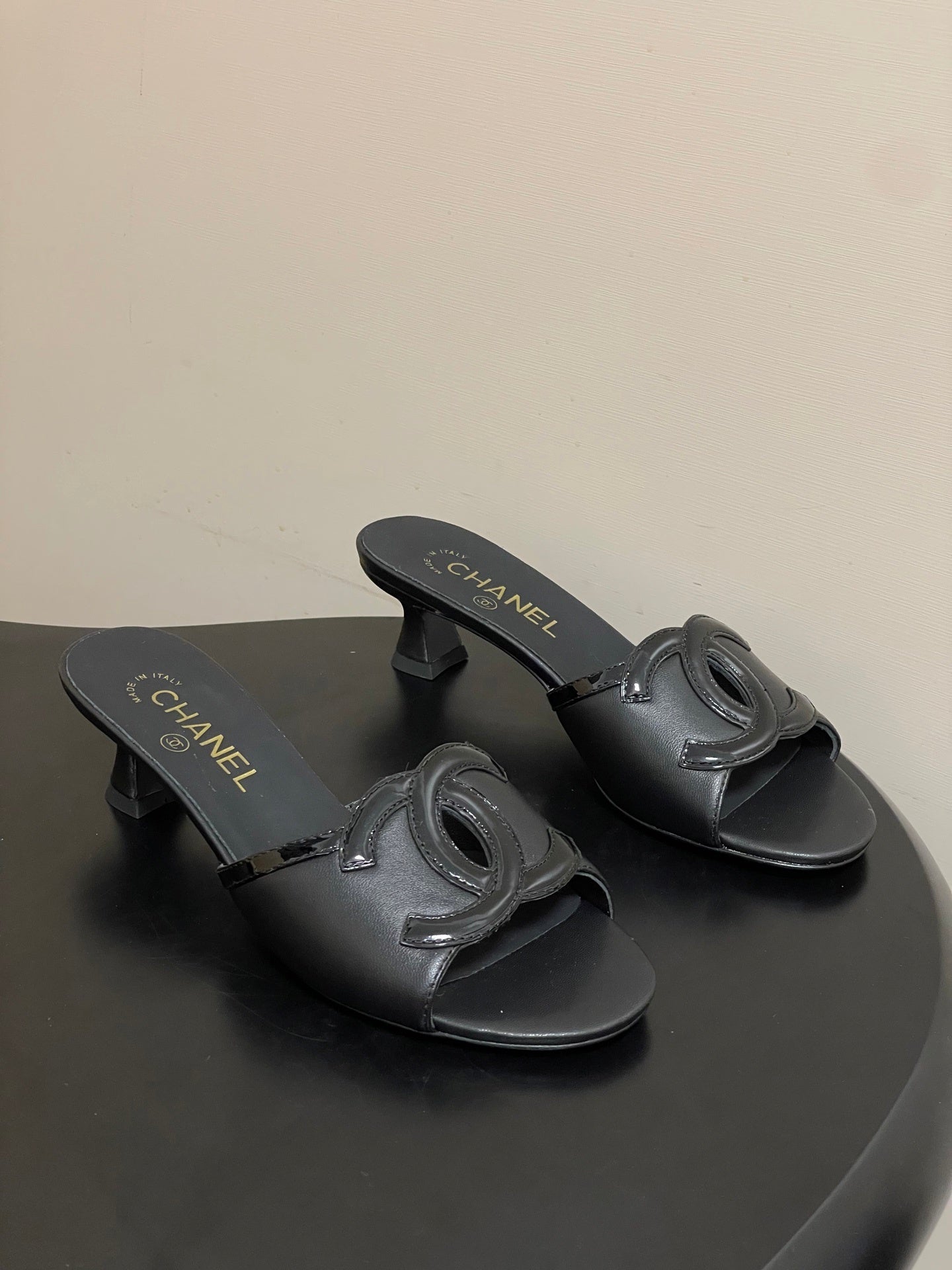 BLACK LOW HEEL MULE SANDALS