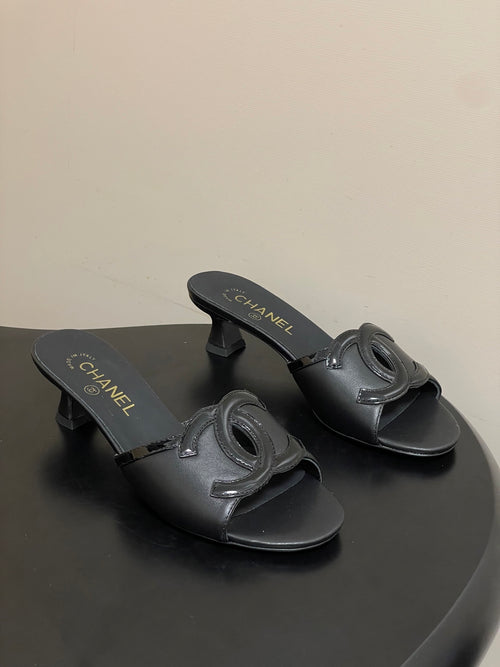 BLACK LOW HEEL MULE SANDALS