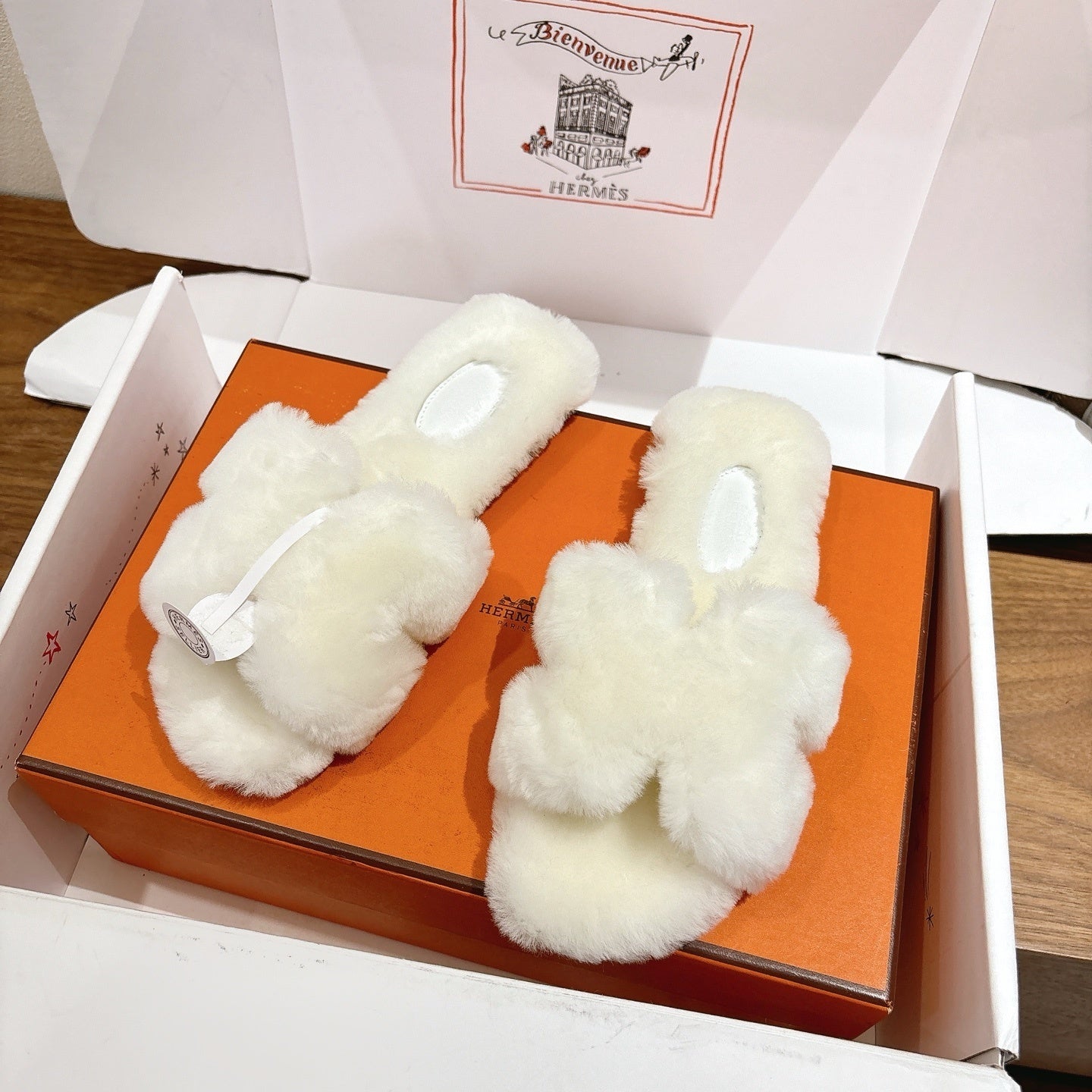 WHITE FAUX FUR SLIDE SLIPPERS