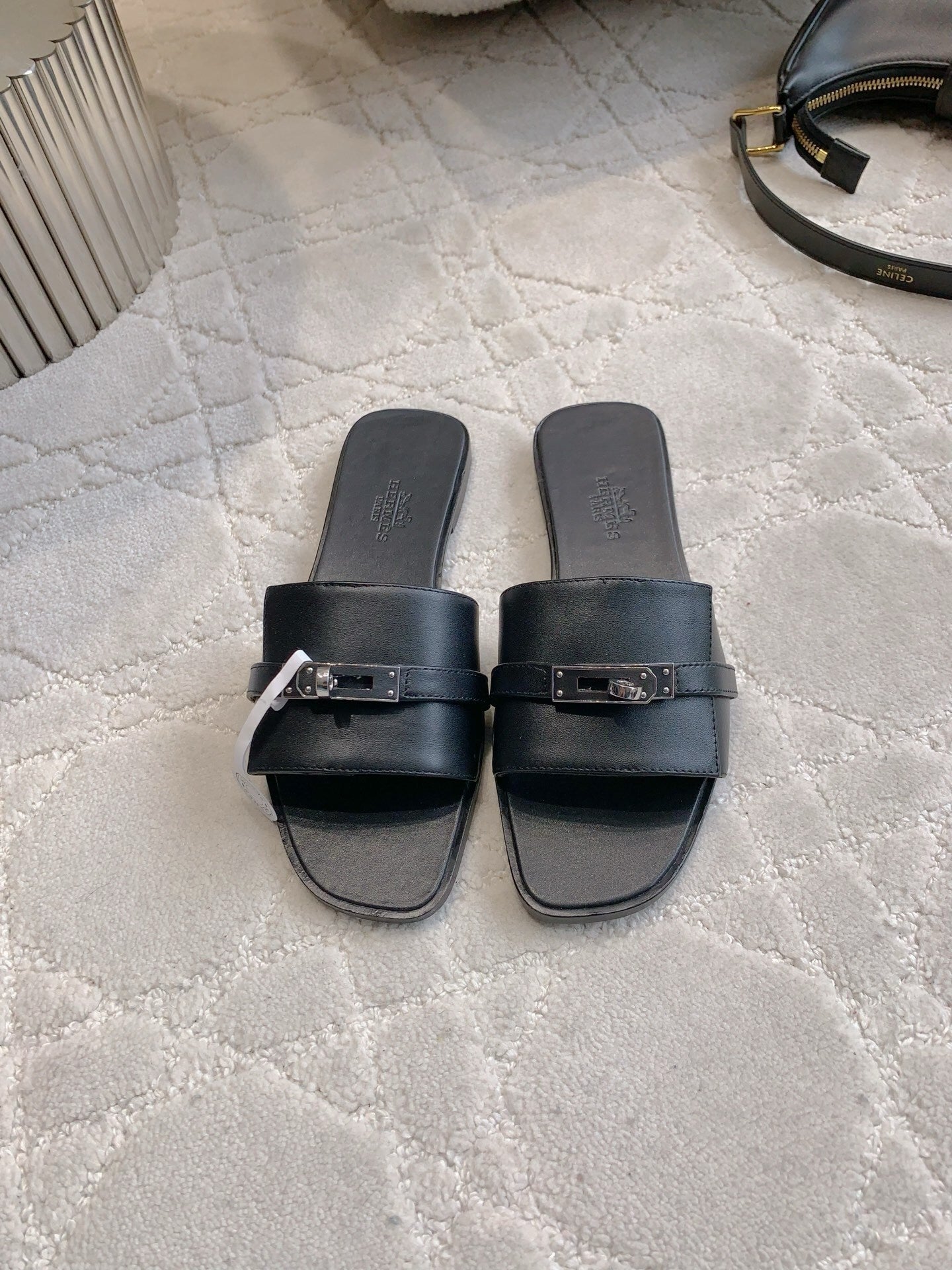 BLACK FLAT SLIDES WITH MINIMALIST STRAP DETAIL