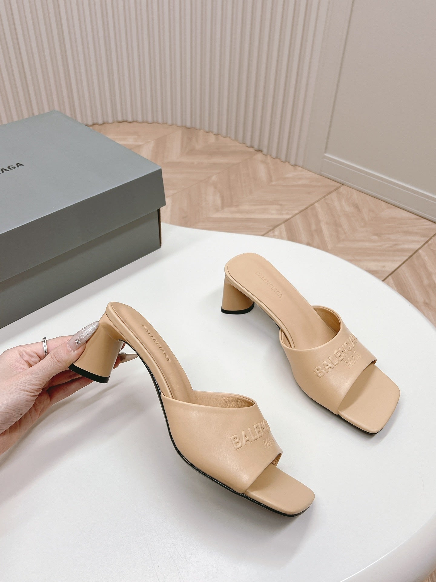 BEIGE MINIMAL BLOCK HEEL MULES
