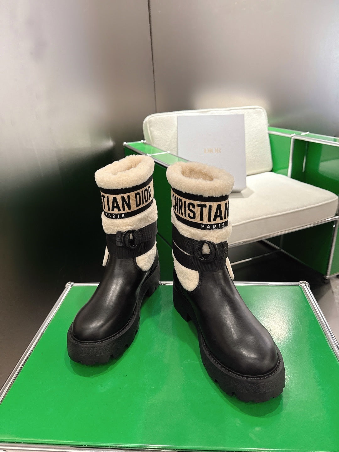 BLACK LEATHER BOOTS WITH SHEARLING COLLAR AND CHUNKY SOLE