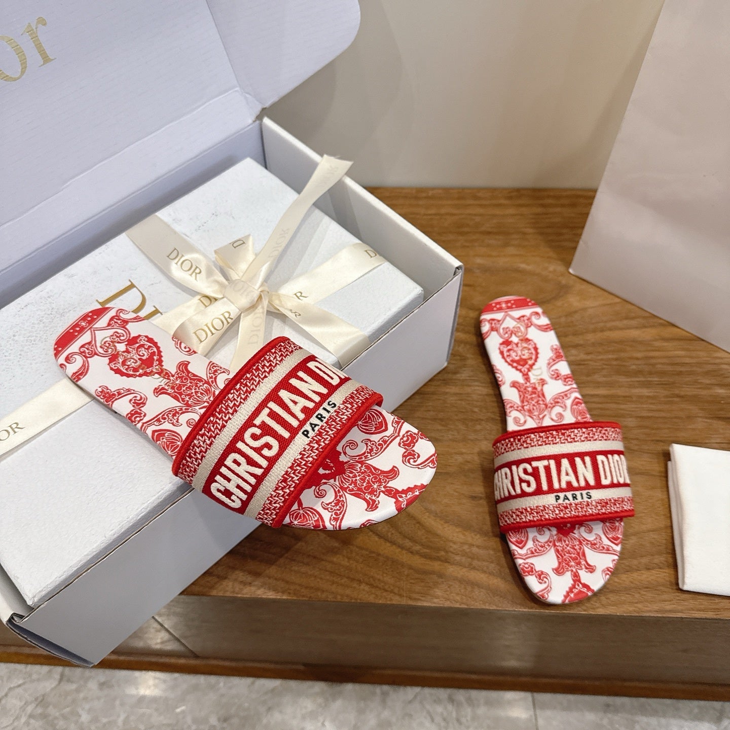 RED TOILE PRINT LOGO SLIDE SANDALS
