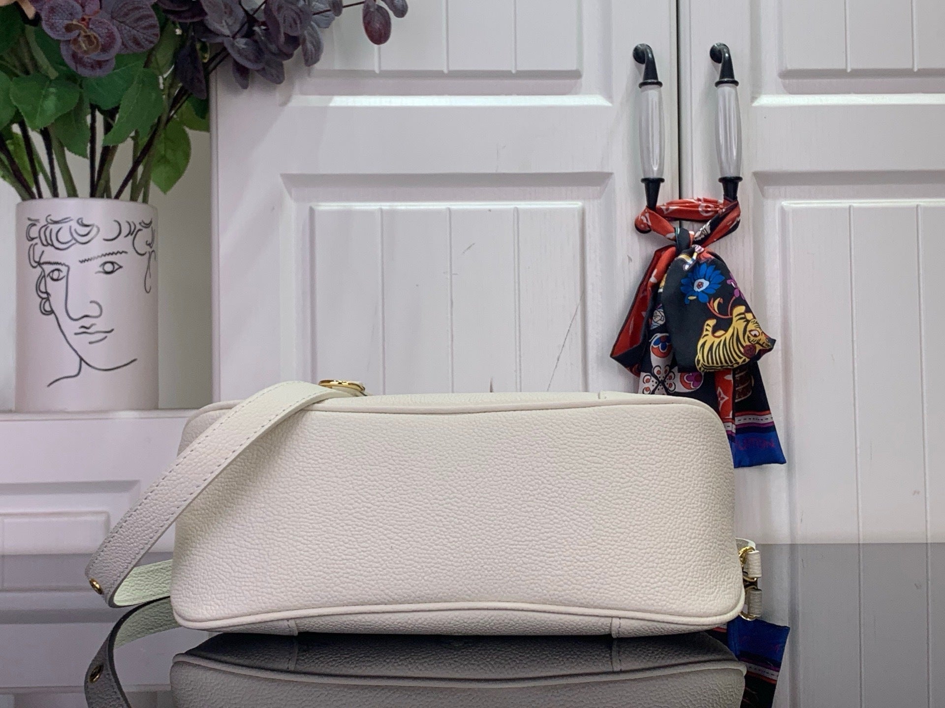 CHAIN ACCENT SHOULDER BAG