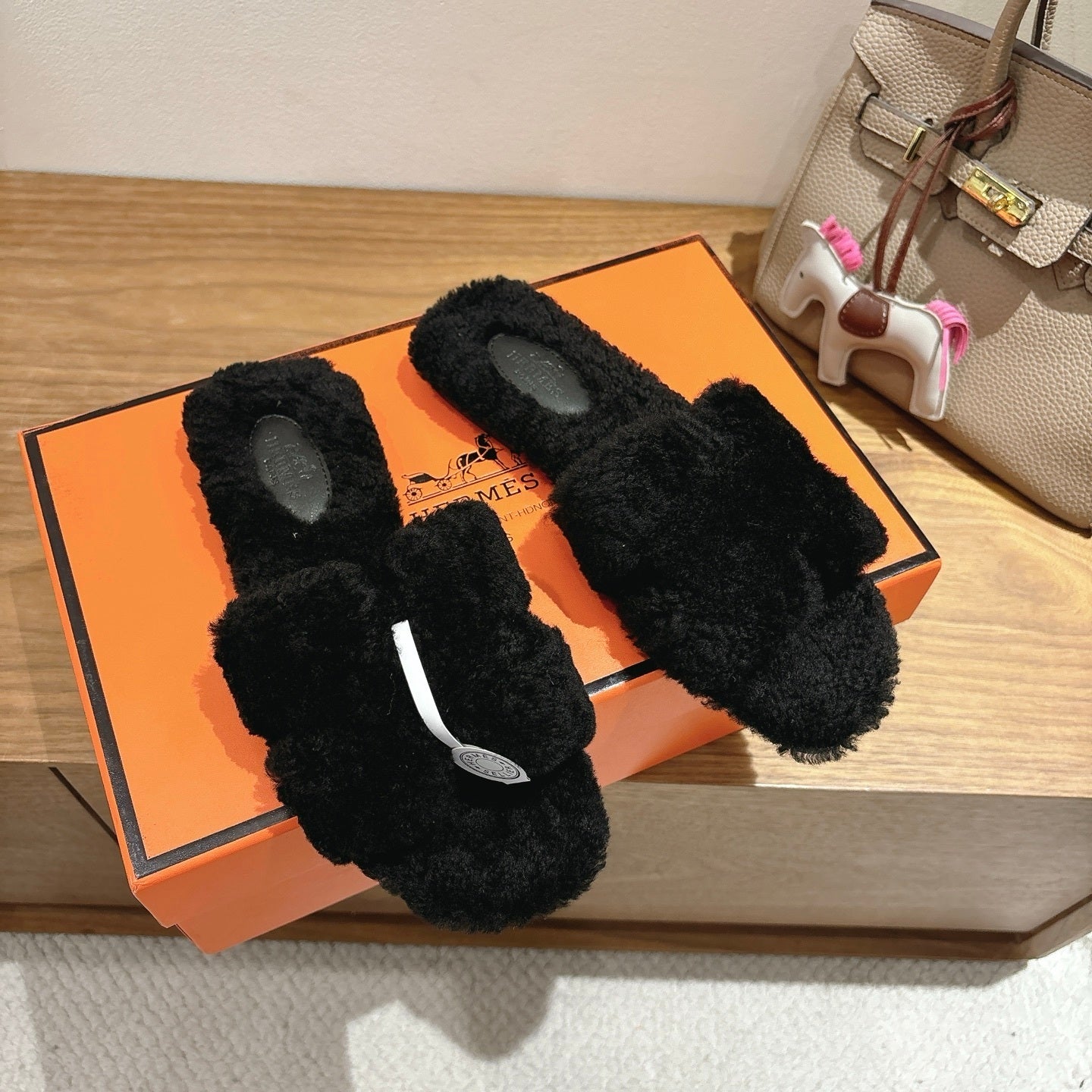 BLACK FAUX FUR SLIDE SLIPPERS