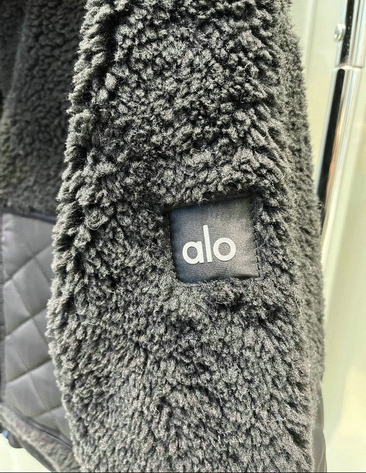 CHAQUETA DE PELUCHE CORTA CON PANELES ACOLCHADOS