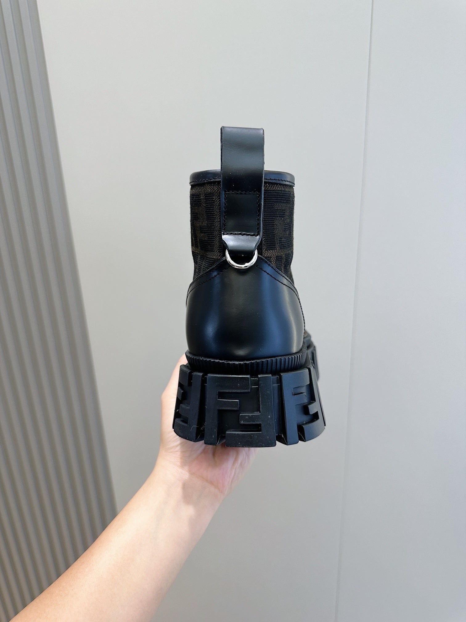 Schwarze Schnürstiefeletten mit Monogramm-Detail und dicker Sohle