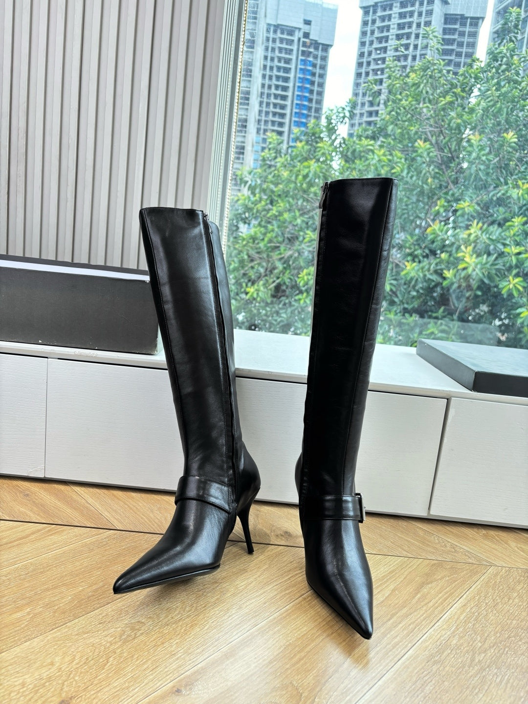 BLACK KNEE-HIGH BUCKLE HEEL BOOTS