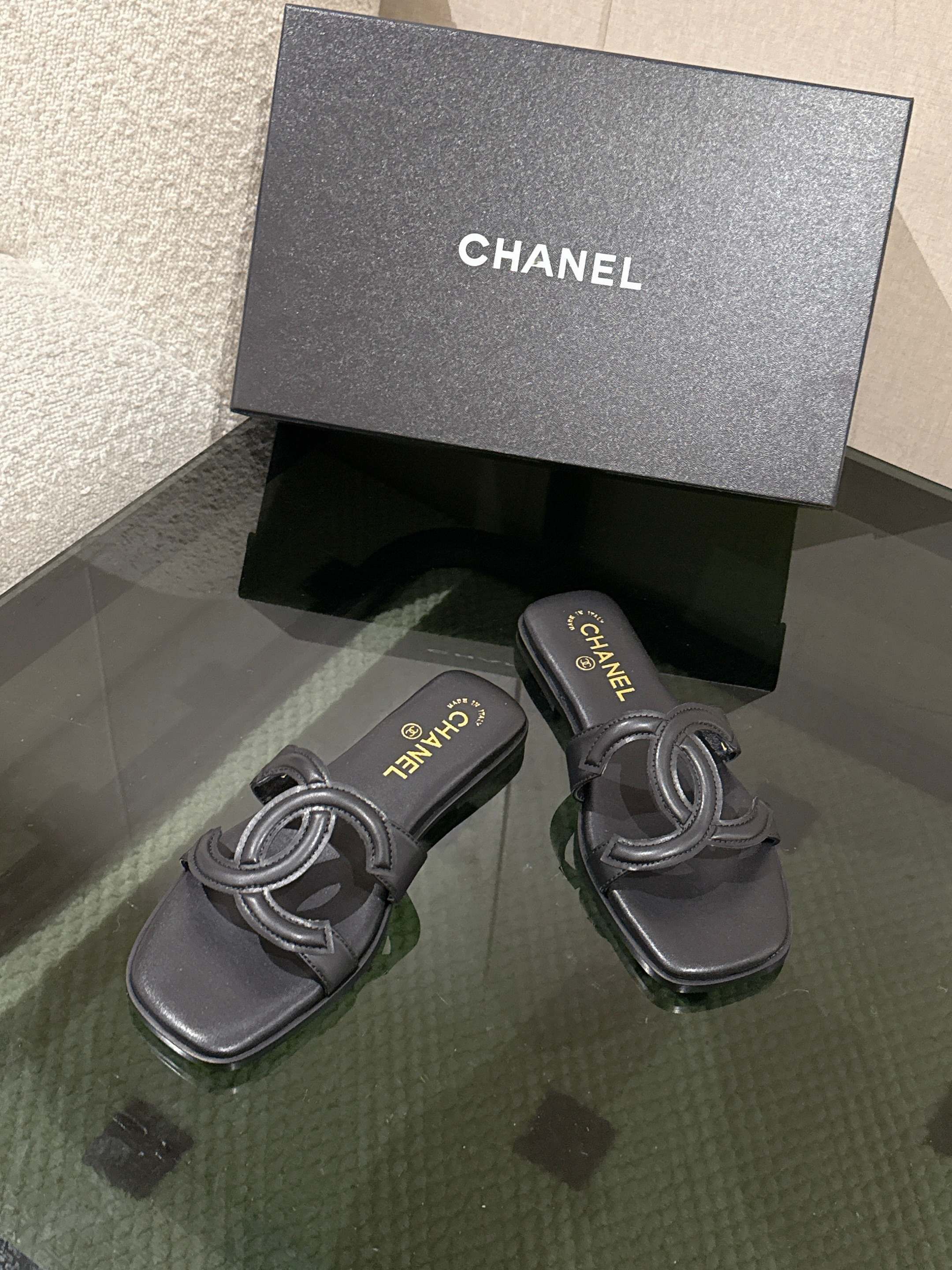 BLACK MINIMALIST SLIDE SANDALS