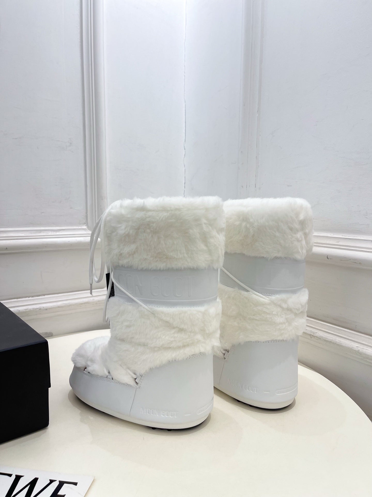 WHITE FAUX FUR LINED WINTER BOOTS