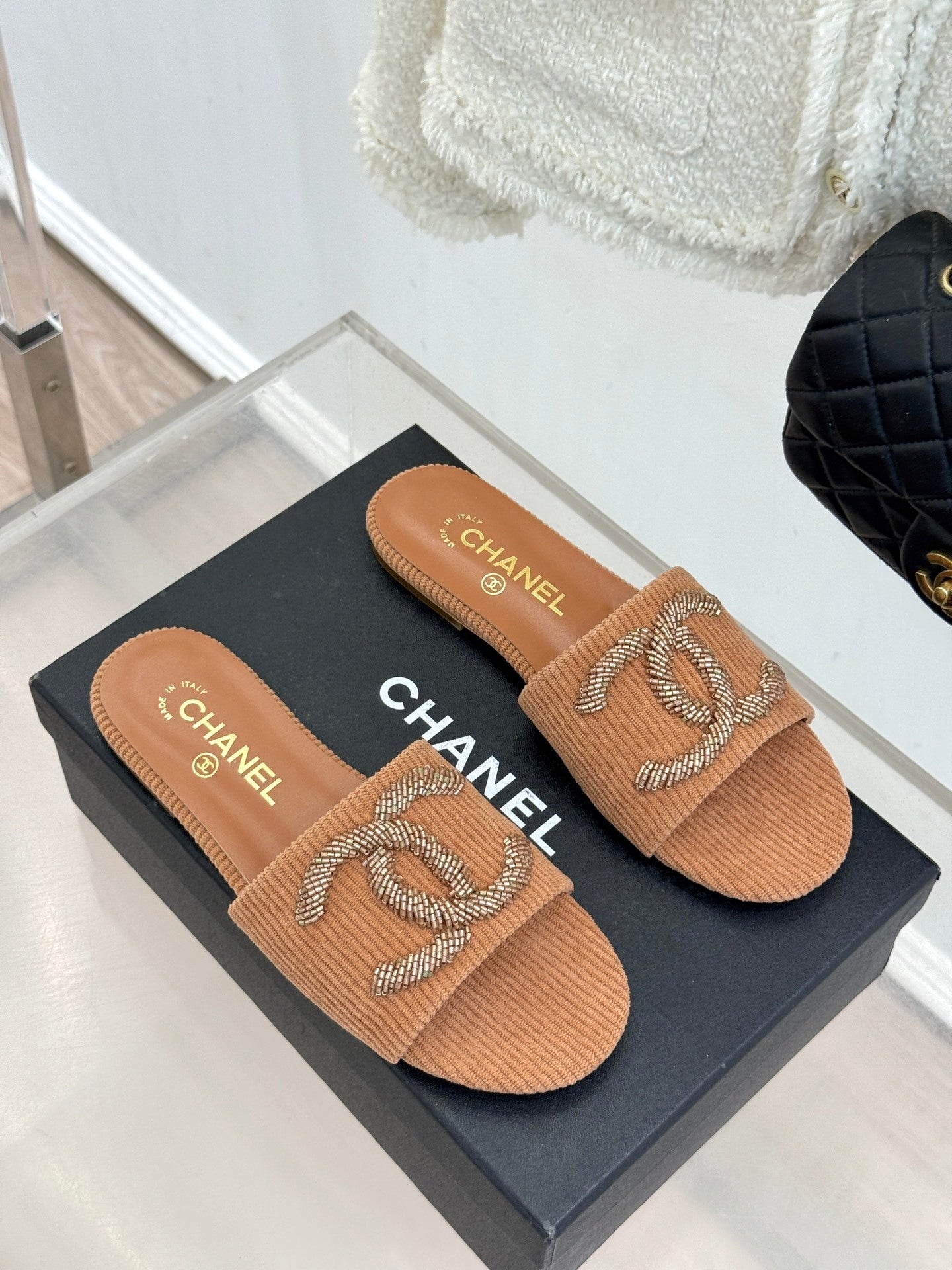 BEIGE TEXTURED SLIDE SANDALS