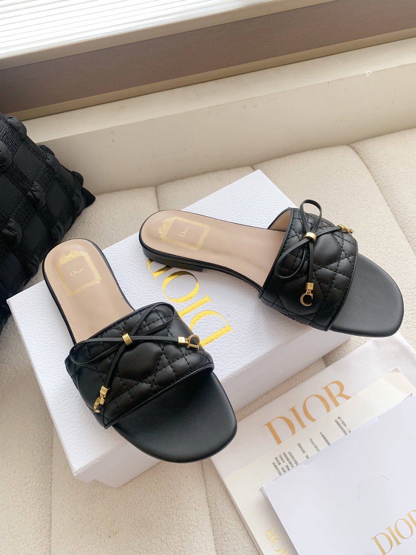 BLACK QUILTED BOW SLIDE SANDALS