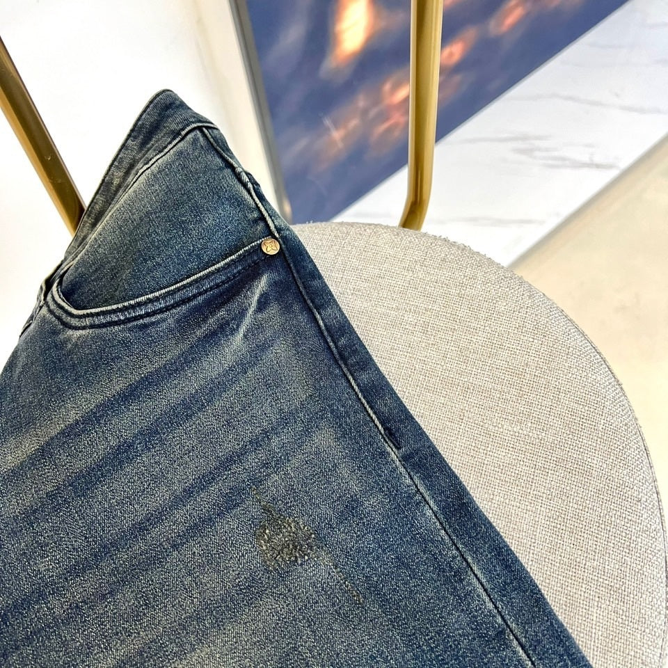 Schmal geschnittene, gewaschene Jeans