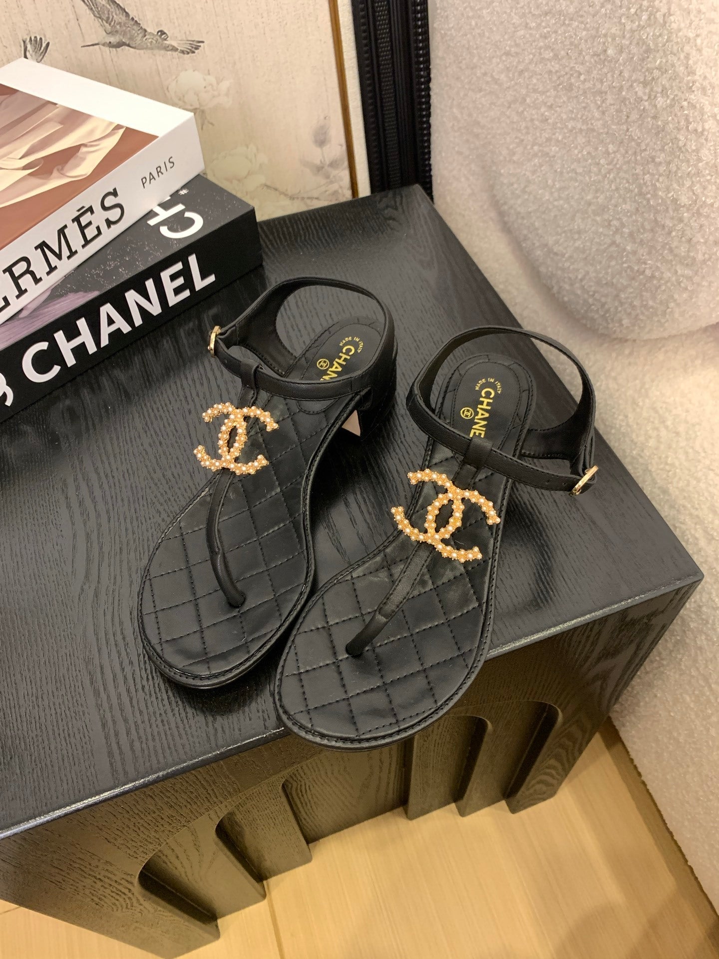QUILTED PEARL THONG SANDALS – BLACK