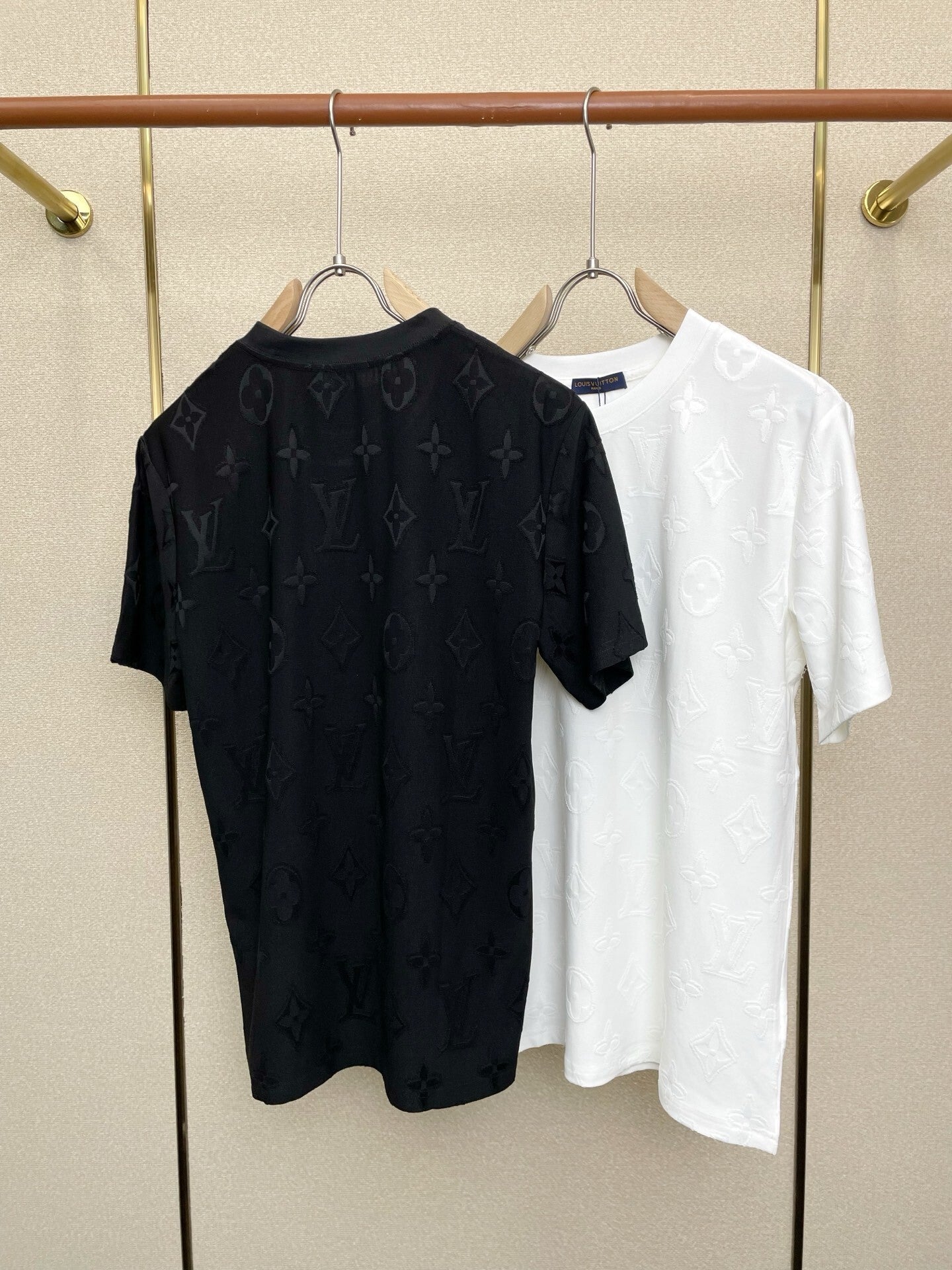 T-SHIRT AUS BAUMWOLLE MIT GEPRÄGTEM MONOGRAMM