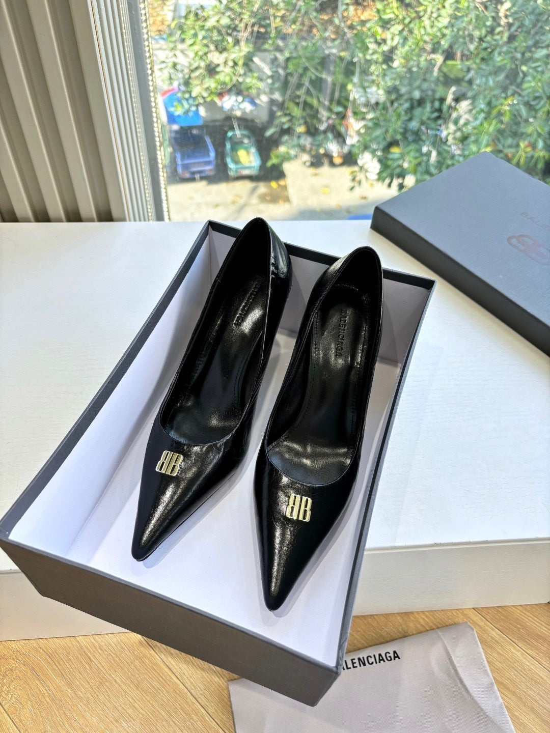 KLASSISCHE SCHWARZE PUMPENS MIT SPITZER ZEHENKANTE UND HOHEN ABSÄTZEN