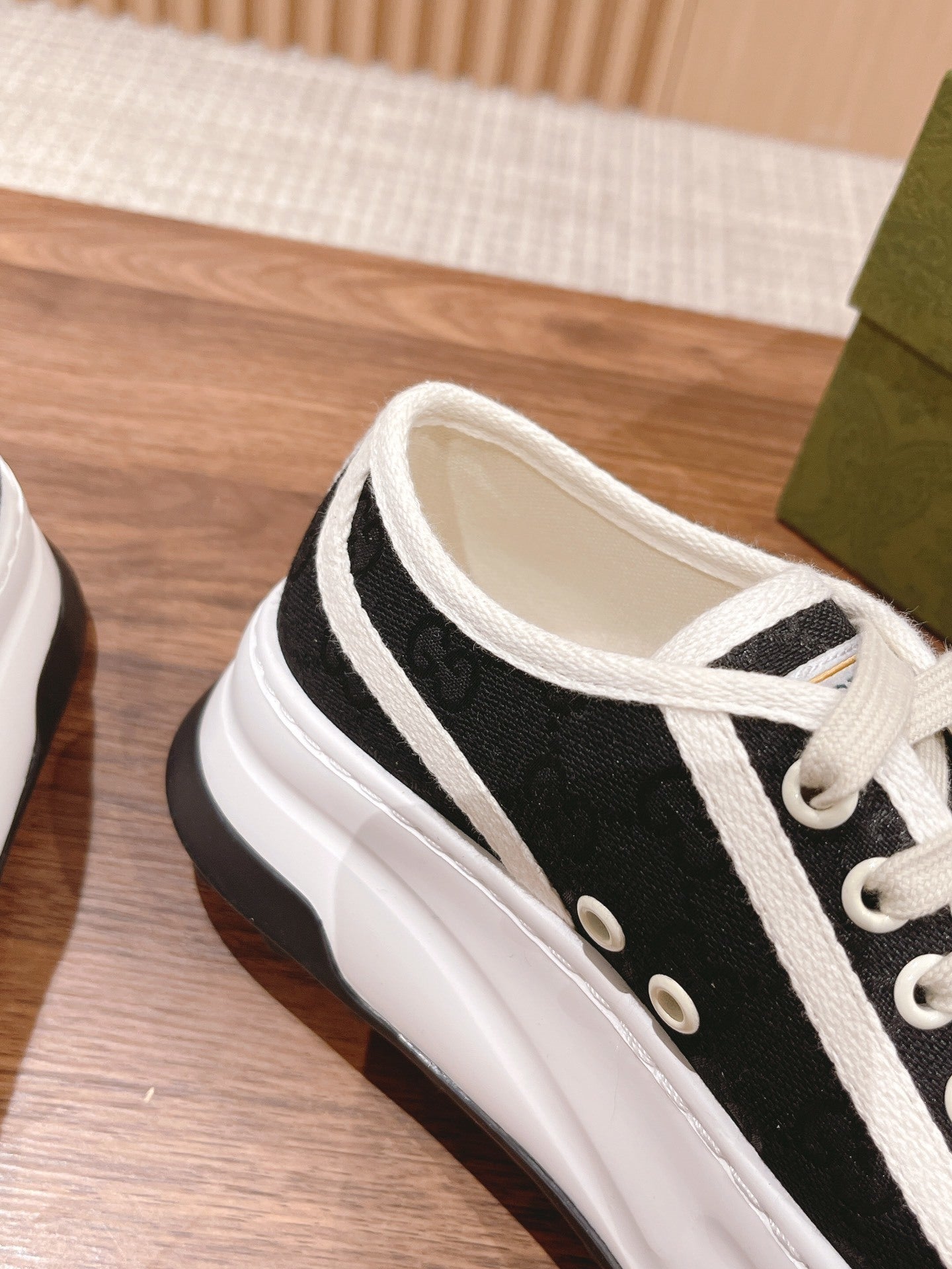 BLACK PLATFORM LOW-TOP SNEAKERS