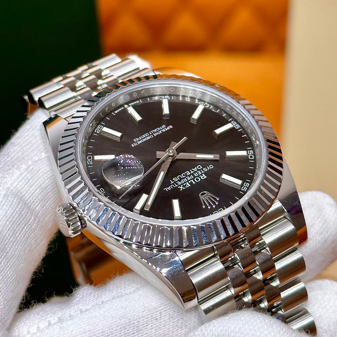 ELEGANT SILVER CLASSIC WATCH