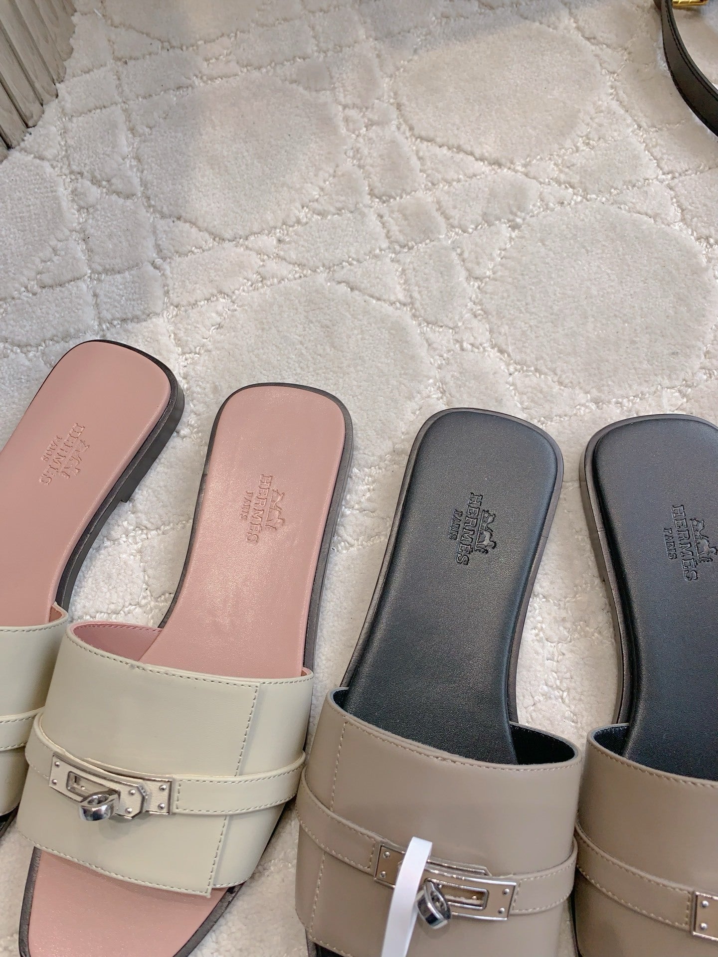 NEUTRAL TONE FLAT SANDALS WITH MODERN METAL HARDWARE