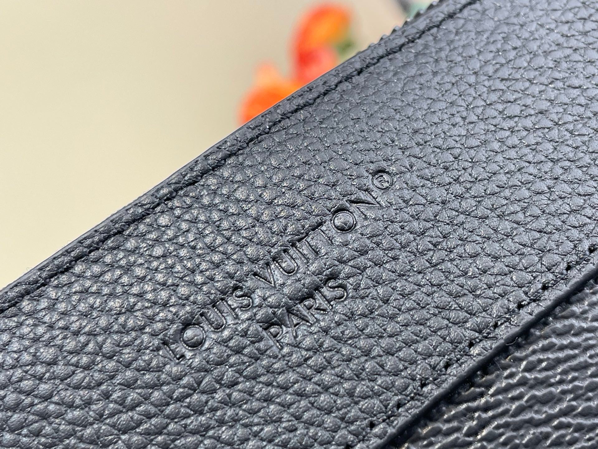 MINIMALIST LEATHER ZIP POUCH