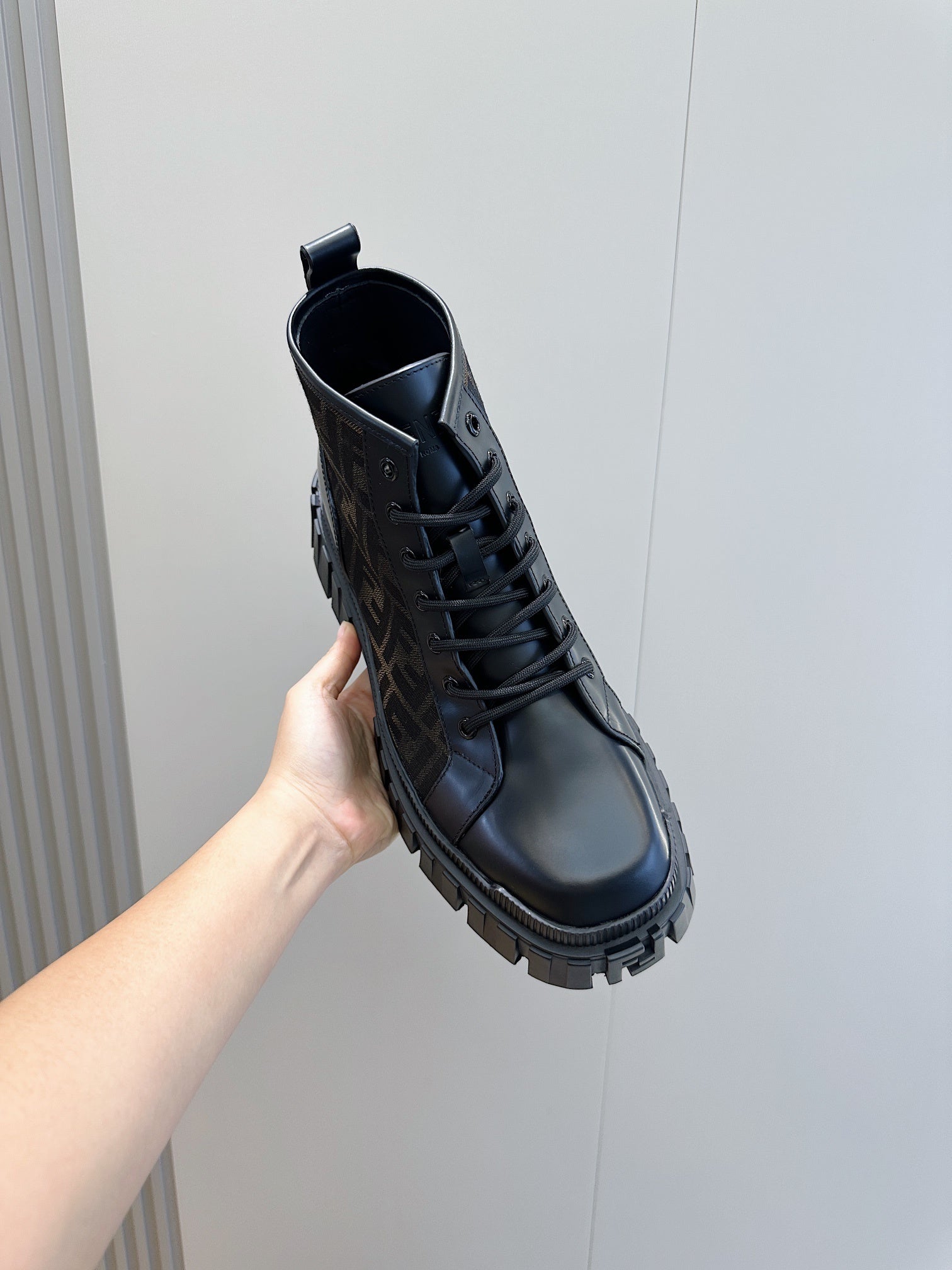 Schwarze Schnürstiefeletten mit Monogramm-Detail und dicker Sohle