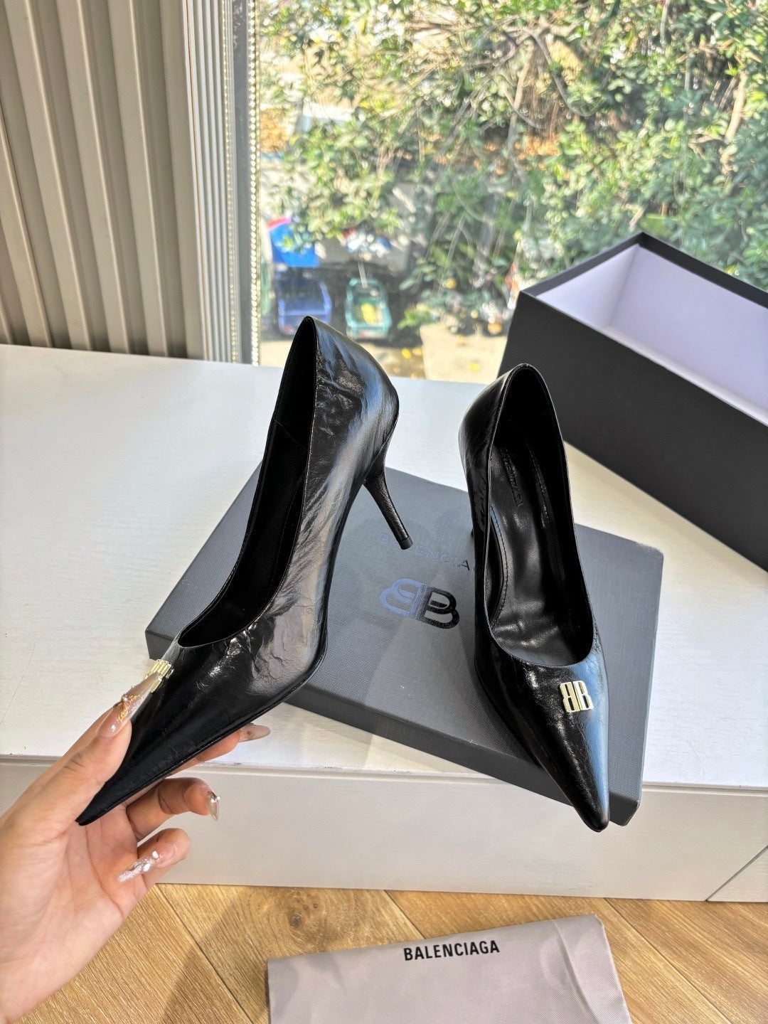 CLASSIC BLACK POINTED-TOE HIGH HEEL PUMPS