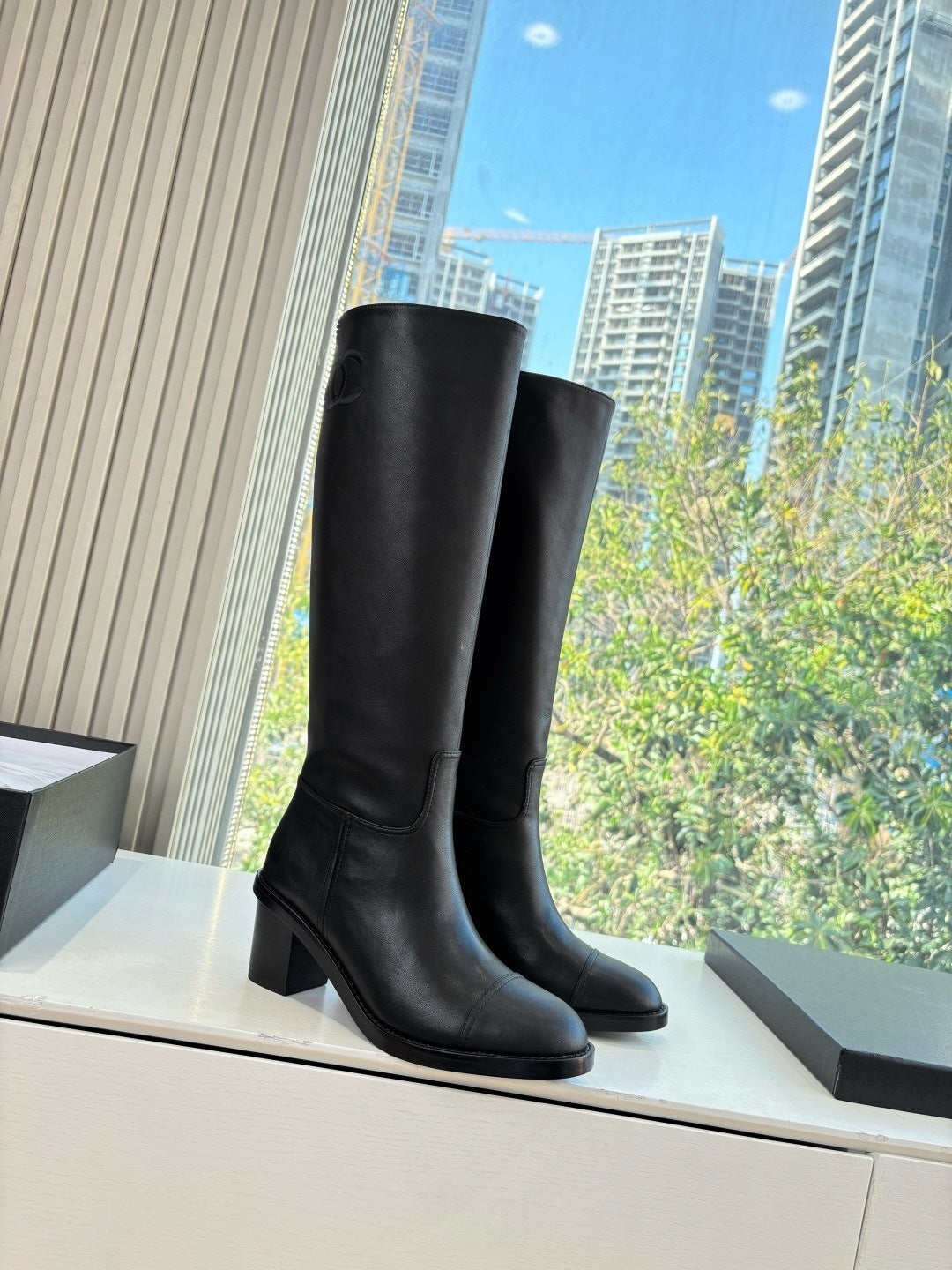 BLACK LEATHER KNEE-HIGH BOOTS WITH BLOCK HEEL
