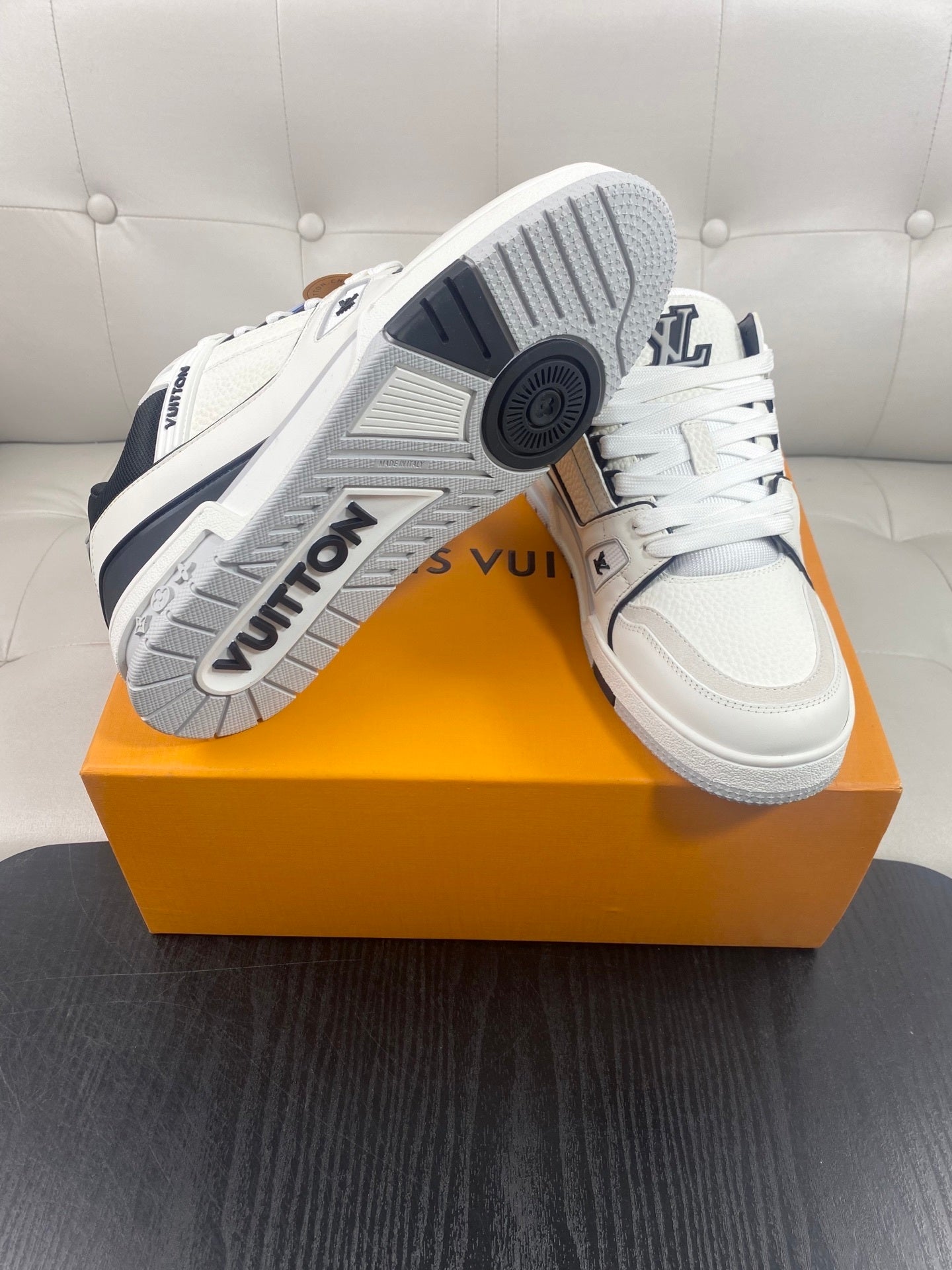 WHITE LOW-TOP SNEAKERS WITH BLACK ACCENTS