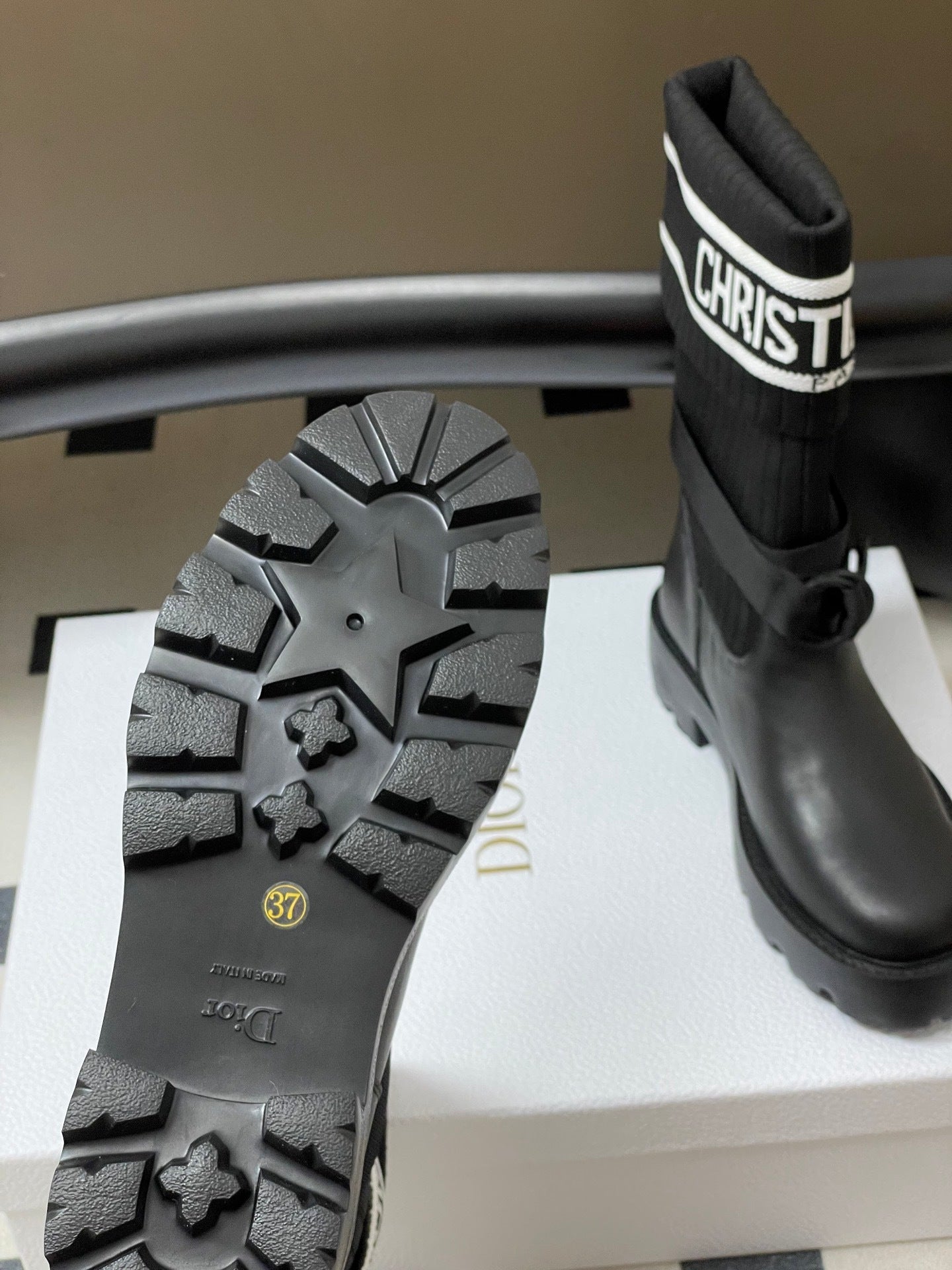 Schwarze, wadenhohe Lederstiefel mit geripptem Strickbündchen und Profilsohle