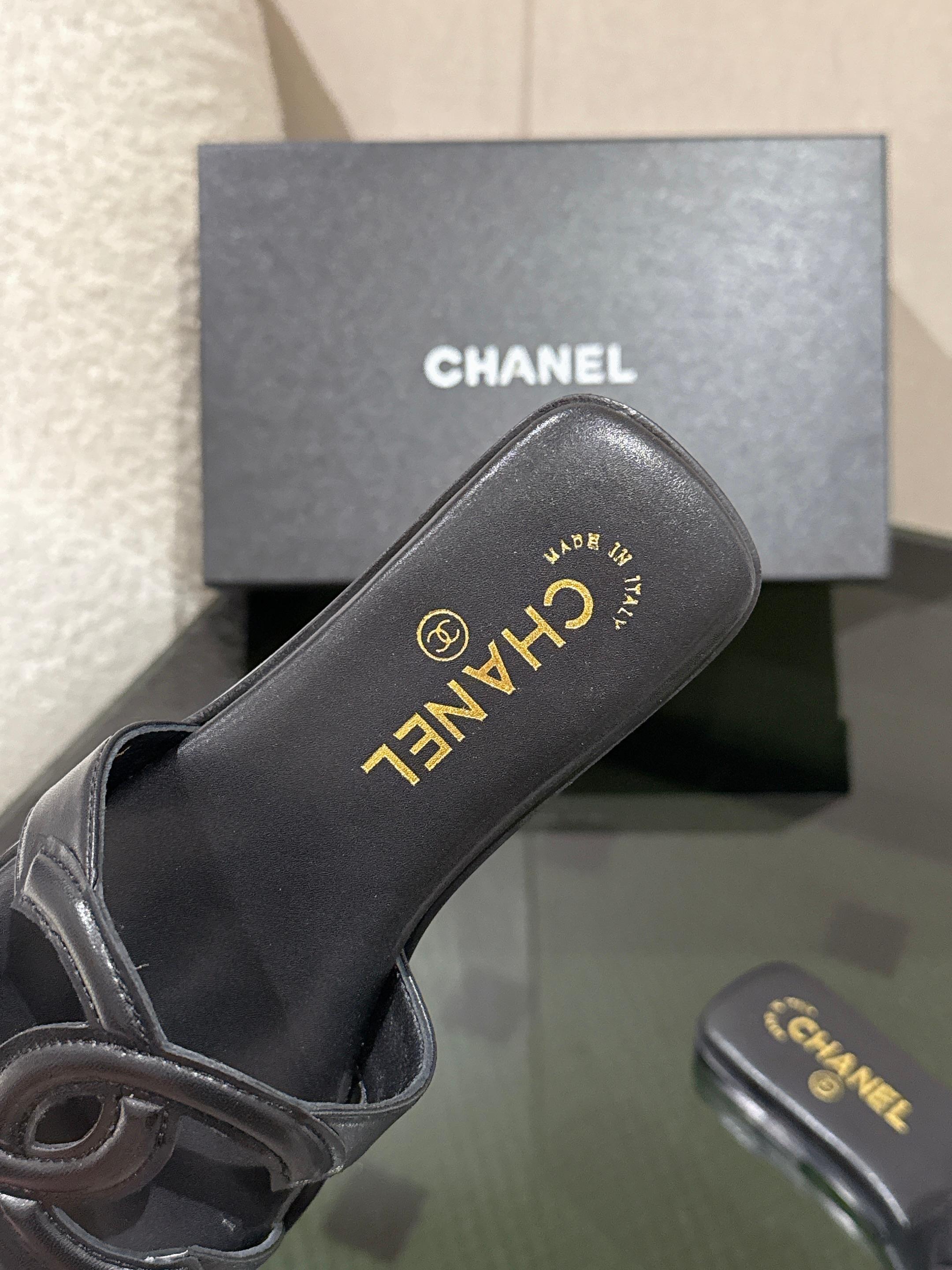 BLACK MINIMALIST SLIDE SANDALS