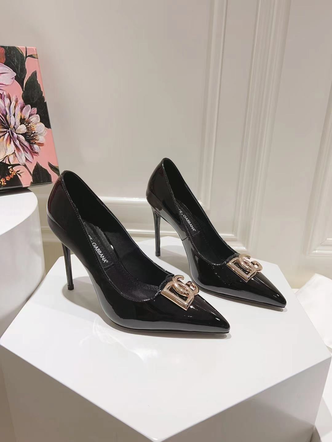 BLACK PATENT POINTED TOE HEEL PUMPS